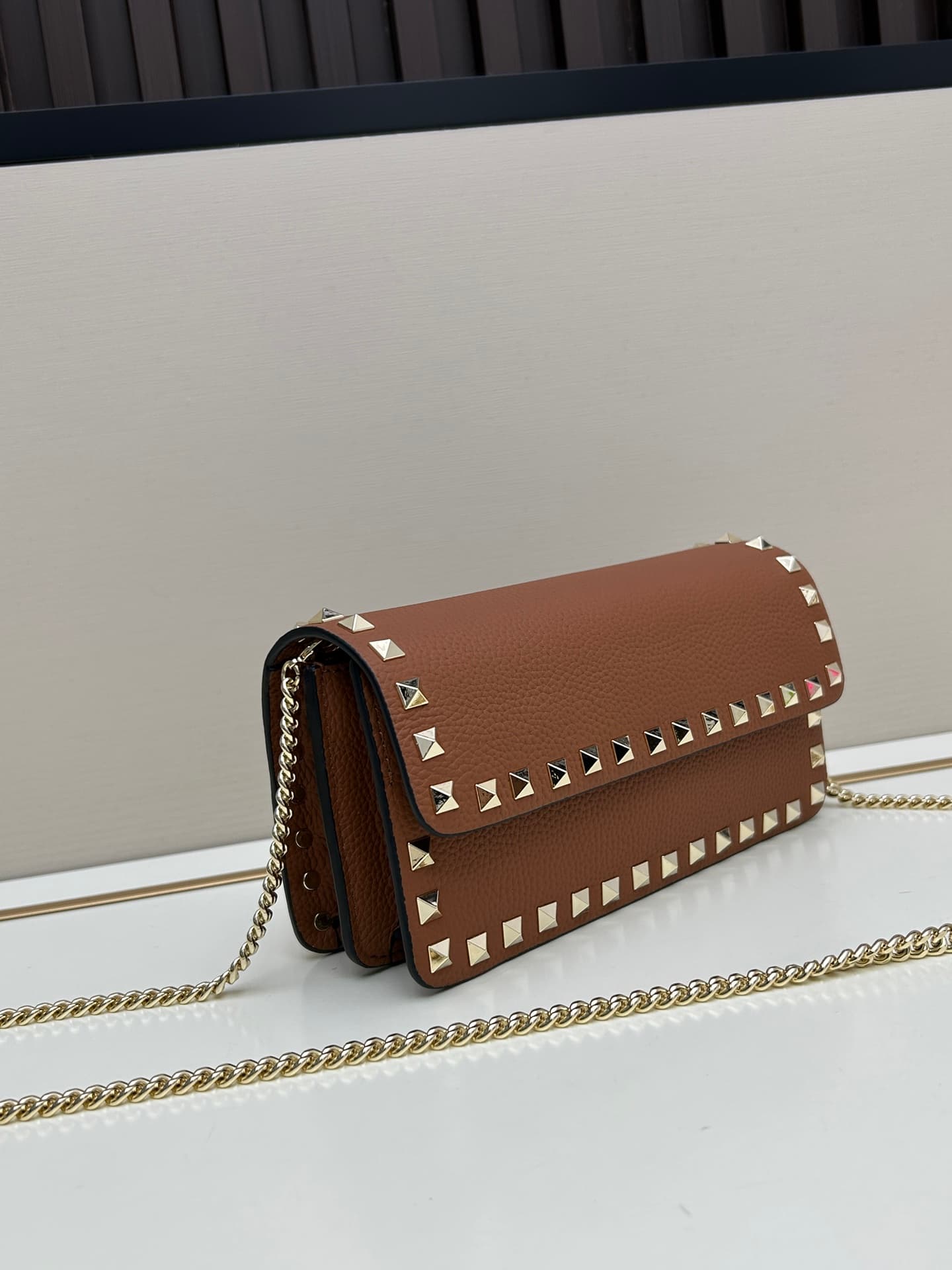 C8264 New product Valent**o Garavani V Ring with chain-carrying design: Made from fine leather of the Lijin breed, featuring prominent and classic rivets. It can be carried by hand; has detachable iron chains; the flap is decorated with insertable magneti — image 2