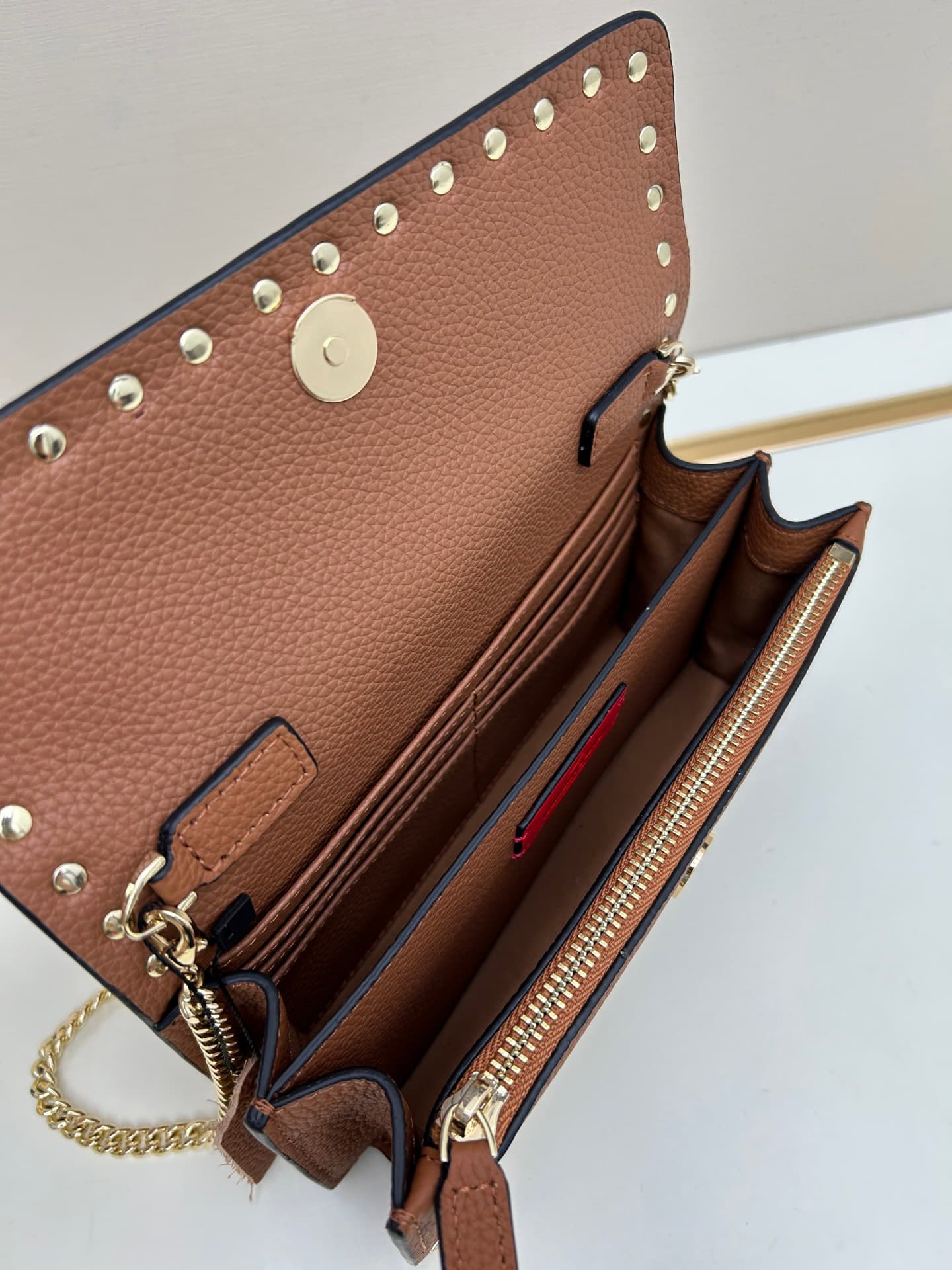 C8264 New product Valent**o Garavani V Ring with chain-carrying design: Made from fine leather of the Lijin breed, featuring prominent and classic rivets. It can be carried by hand; has detachable iron chains; the flap is decorated with insertable magneti — image 6