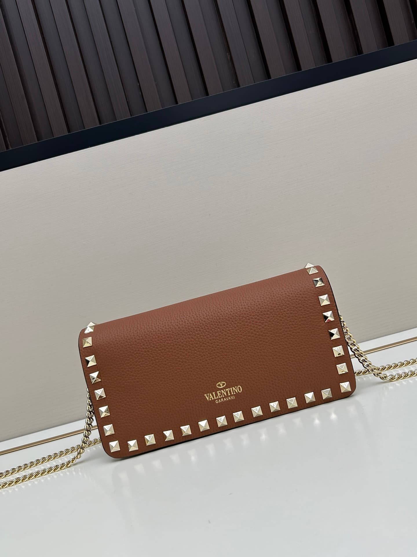 C8264 New product Valent**o Garavani V Ring with chain-carrying design: Made from fine leather of the Lijin breed, featuring prominent and classic rivets. It can be carried by hand; has detachable iron chains; the flap is decorated with insertable magneti — image 3