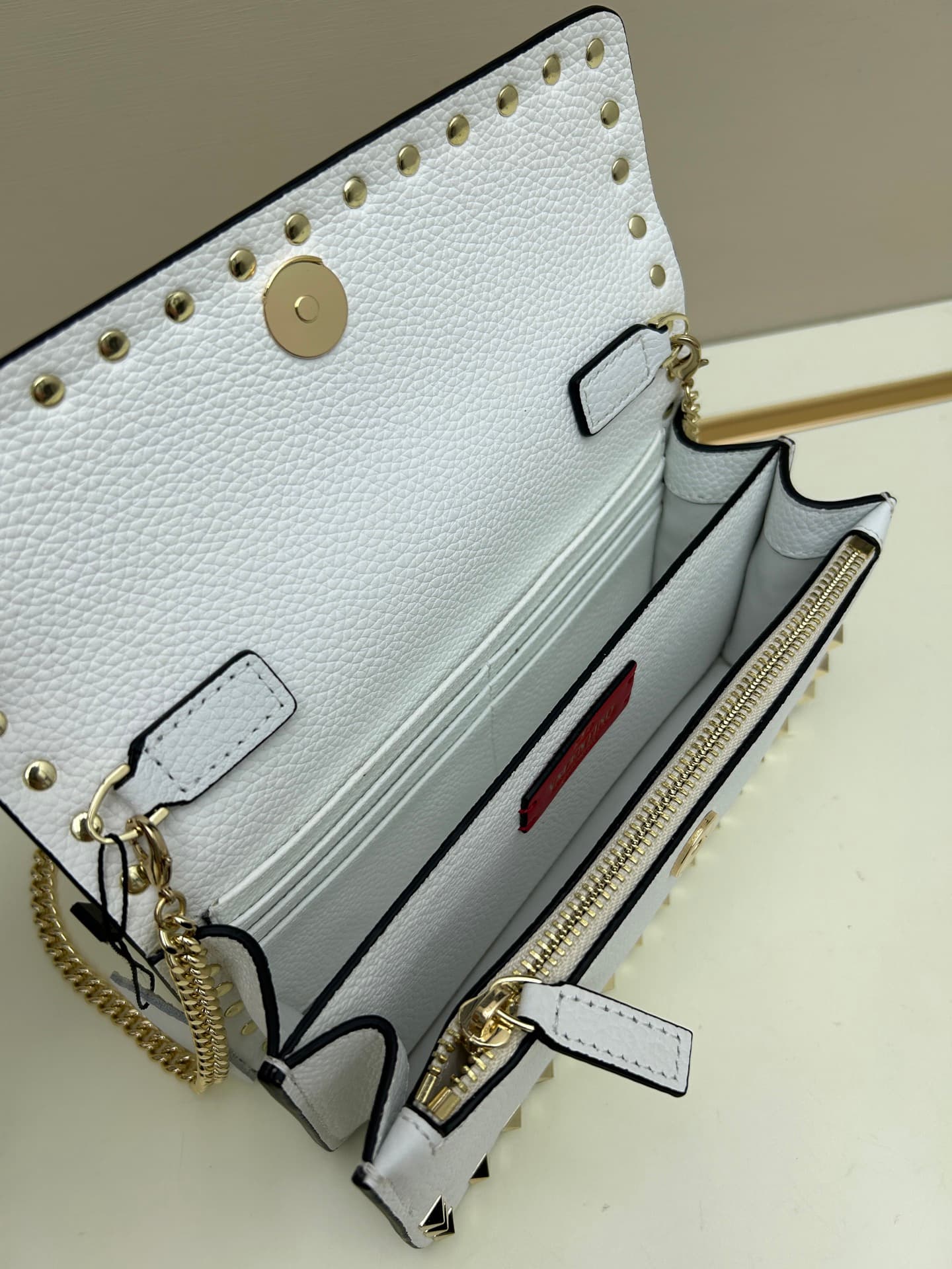 C8263 New product Valent**o Garavani VRING with chain-carrying design: Made from fine leather with lace patterns; distinctive and classic rivets. It can be carried by hand, has detachable iron chains, a flip-up cover with insertable magnetic fasteners, mu — image 6