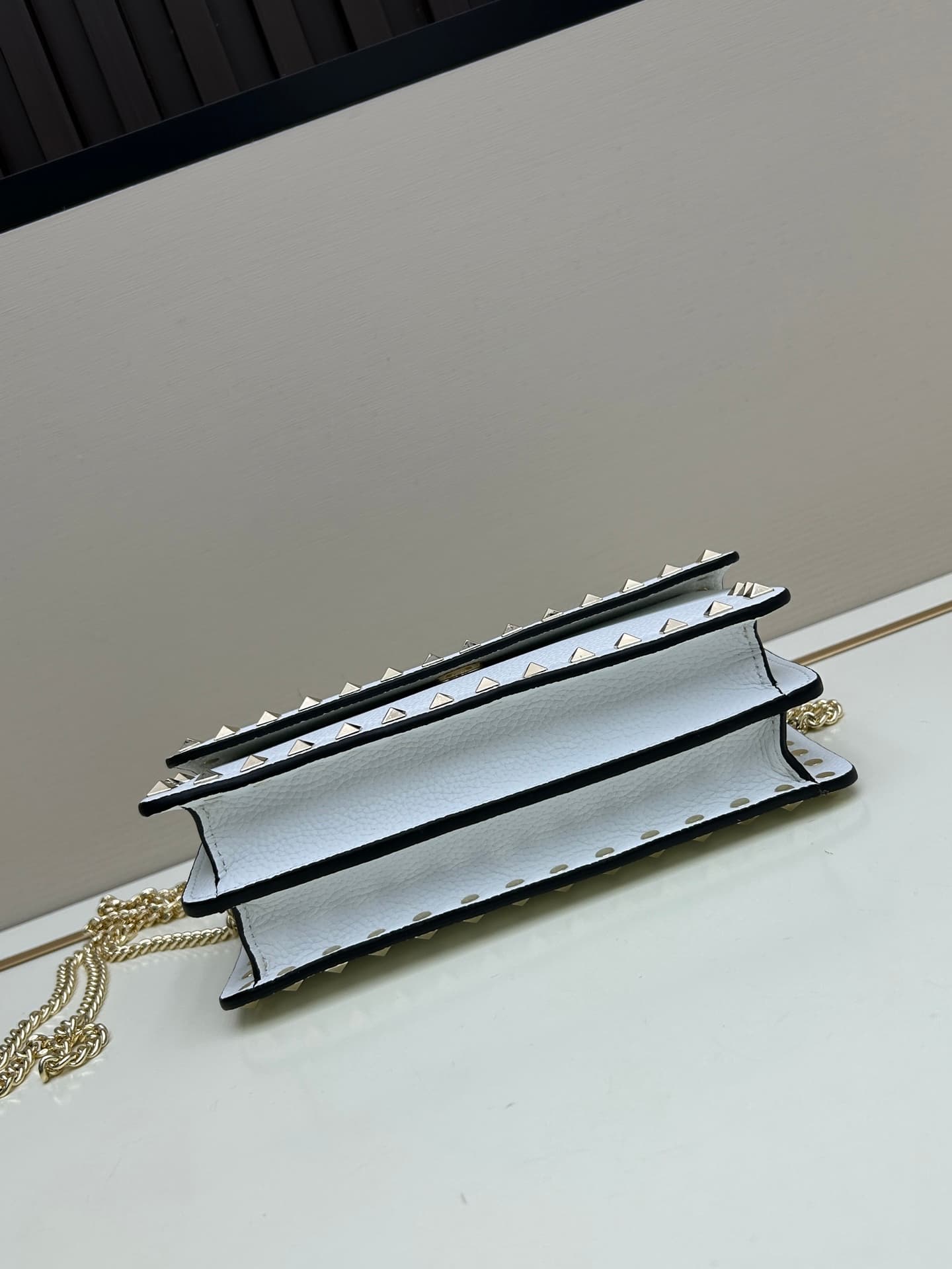 C8263 New product Valent**o Garavani VRING with chain-carrying design: Made from fine leather with lace patterns; distinctive and classic rivets. It can be carried by hand, has detachable iron chains, a flip-up cover with insertable magnetic fasteners, mu — image 4