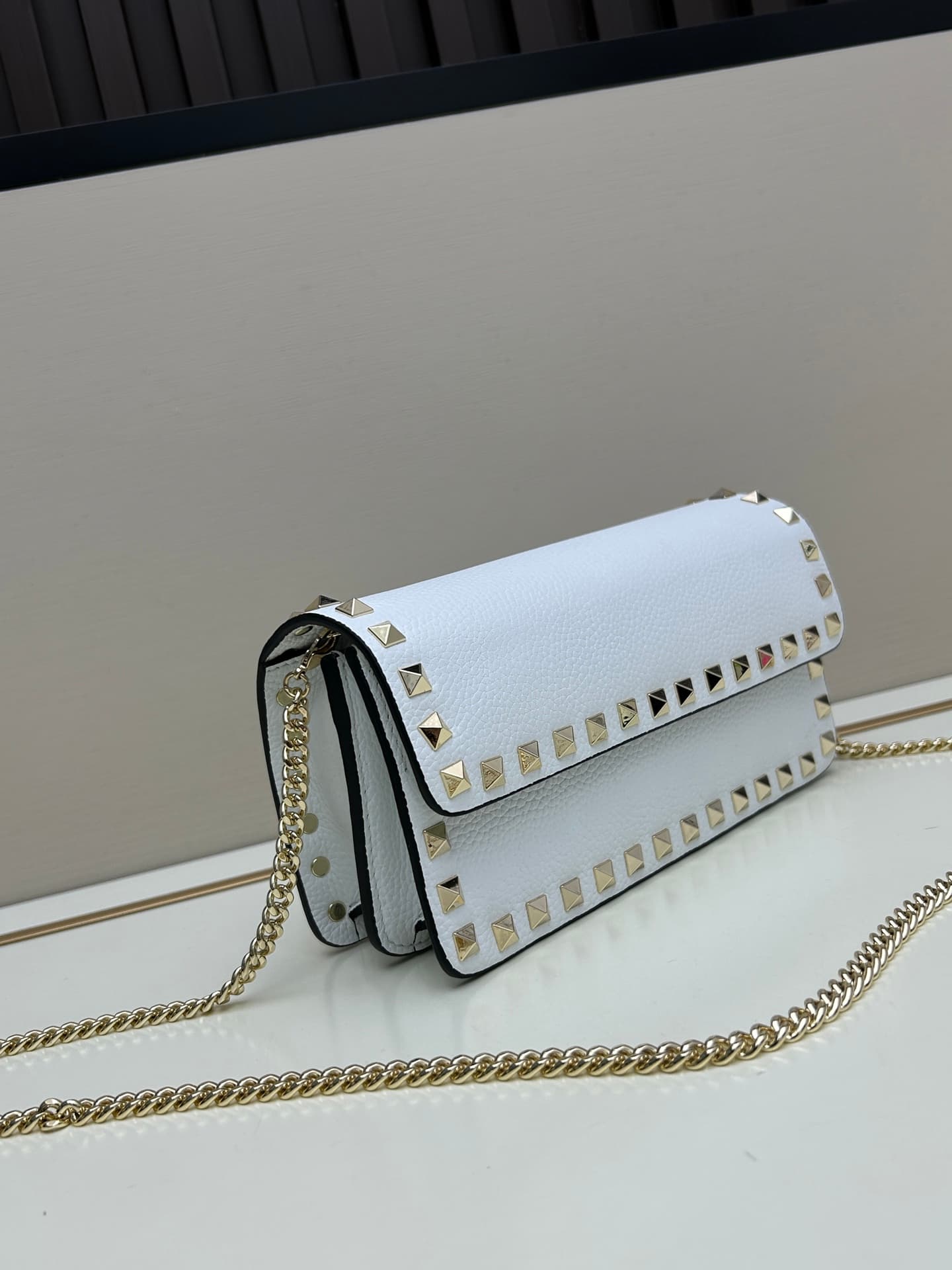 C8263 New product Valent**o Garavani VRING with chain-carrying design: Made from fine leather with lace patterns; distinctive and classic rivets. It can be carried by hand, has detachable iron chains, a flip-up cover with insertable magnetic fasteners, mu — image 2
