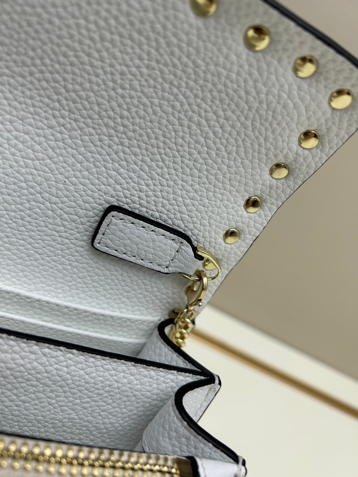 C8263 New product Valent**o Garavani VRING with chain-carrying design: Made from fine leather with lace patterns; distinctive and classic rivets. It can be carried by hand, has detachable iron chains, a flip-up cover with insertable magnetic fasteners, mu — image 7