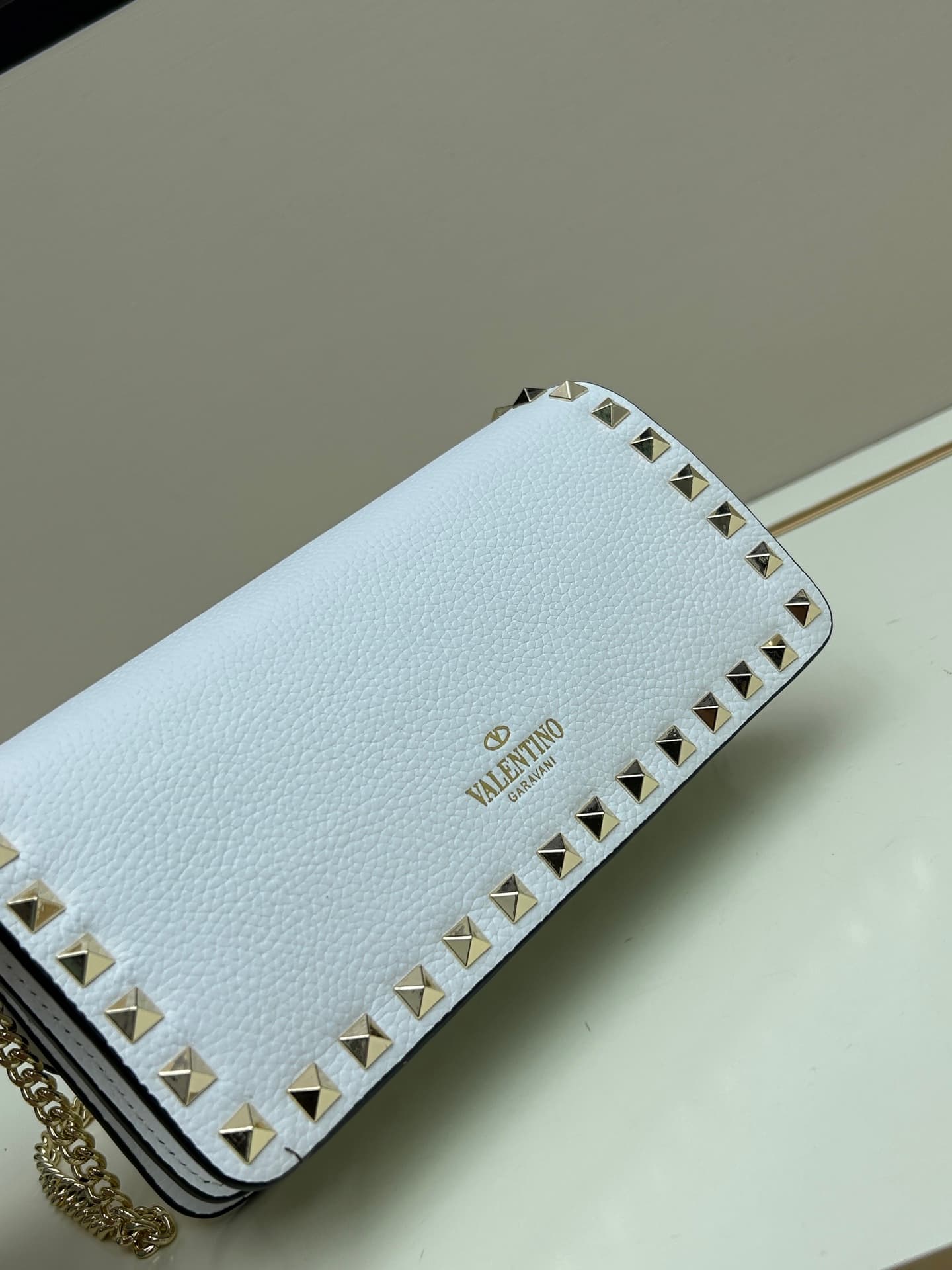 C8263 New product Valent**o Garavani VRING with chain-carrying design: Made from fine leather with lace patterns; distinctive and classic rivets. It can be carried by hand, has detachable iron chains, a flip-up cover with insertable magnetic fasteners, mu — image 5