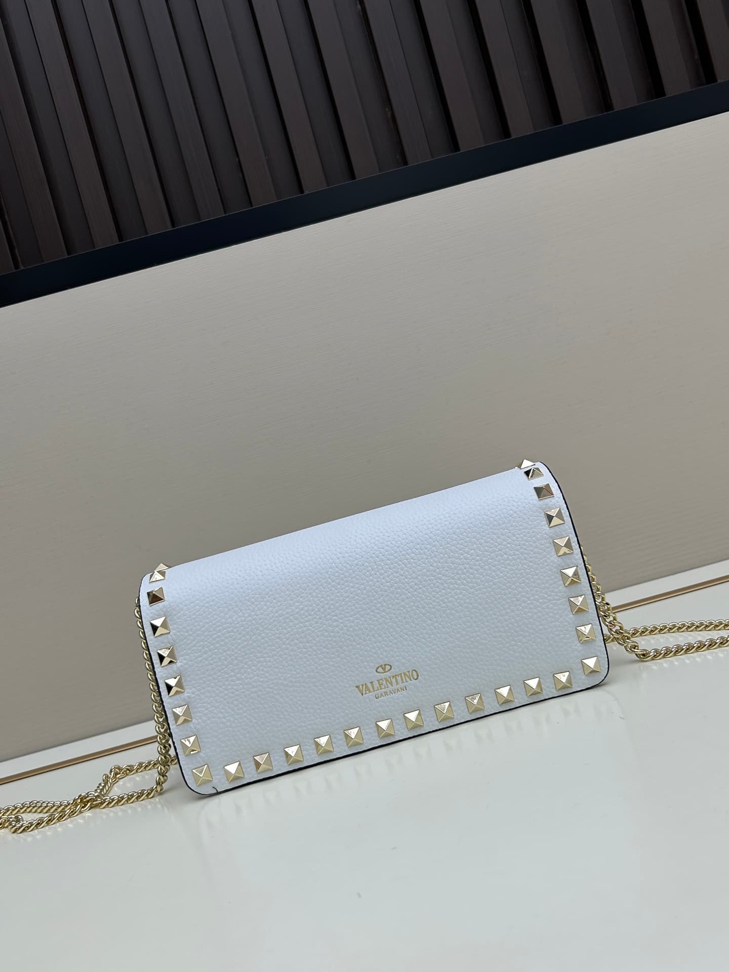 C8263 New product Valent**o Garavani VRING with chain-carrying design: Made from fine leather with lace patterns; distinctive and classic rivets. It can be carried by hand, has detachable iron chains, a flip-up cover with insertable magnetic fasteners, mu — image 3