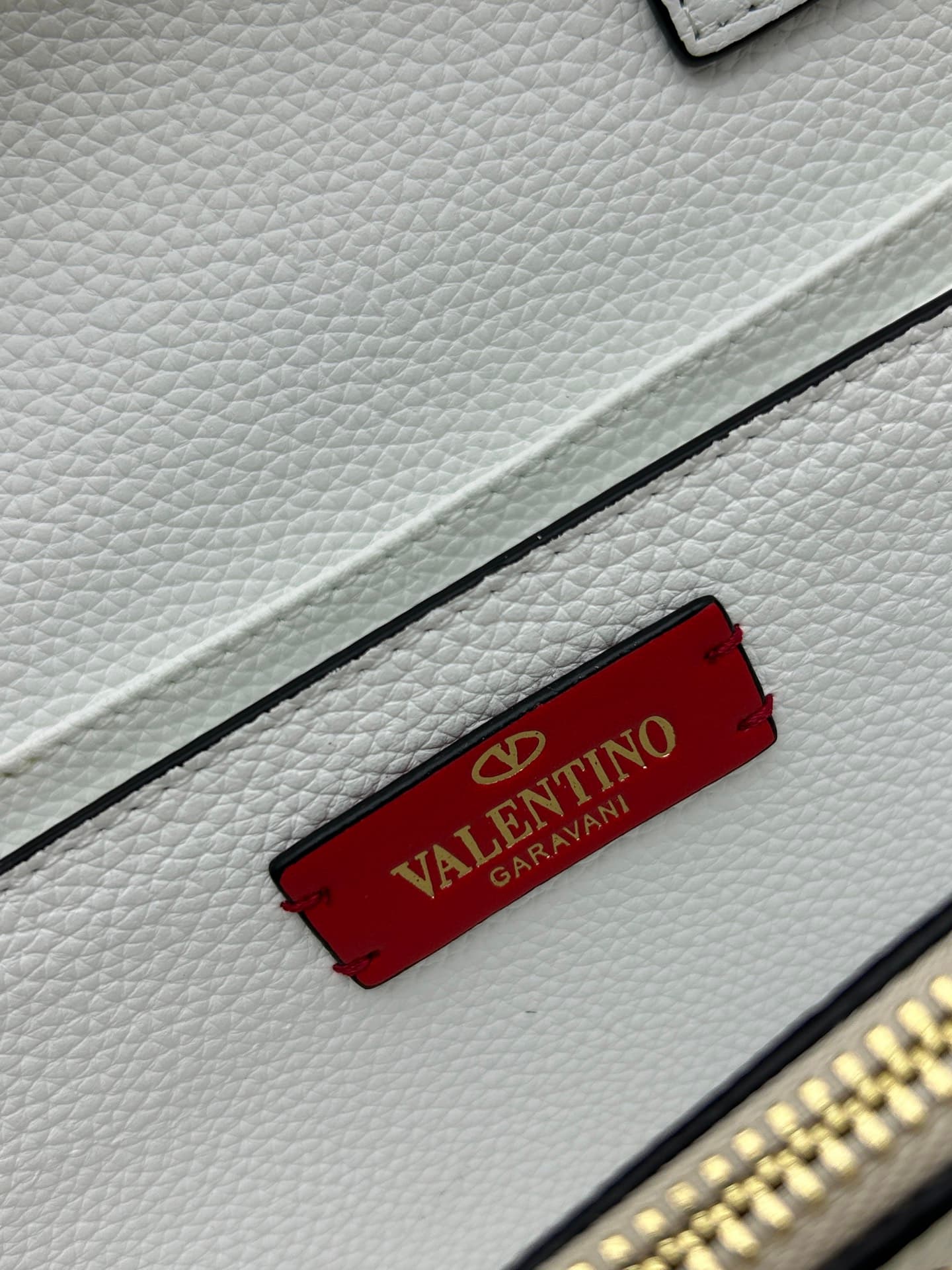 C8263 New product Valent**o Garavani VRING with chain-carrying design: Made from fine leather with lace patterns; distinctive and classic rivets. It can be carried by hand, has detachable iron chains, a flip-up cover with insertable magnetic fasteners, mu — image 8