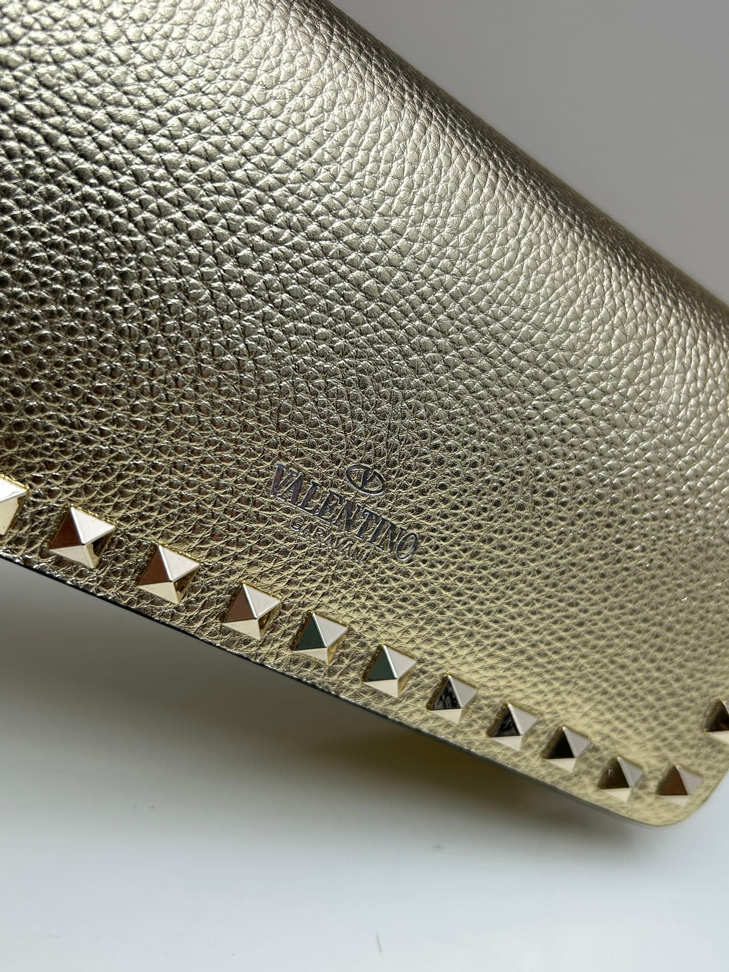 C8262 New product Valent**o Garavani V Ring with chain-handling design: Made from fine leather of Leather, featuring distinctive and classic rivets. It can be carried in hand, has detachable iron chains, a flip-up cover with an insertable magnetic clasp,  — image 4