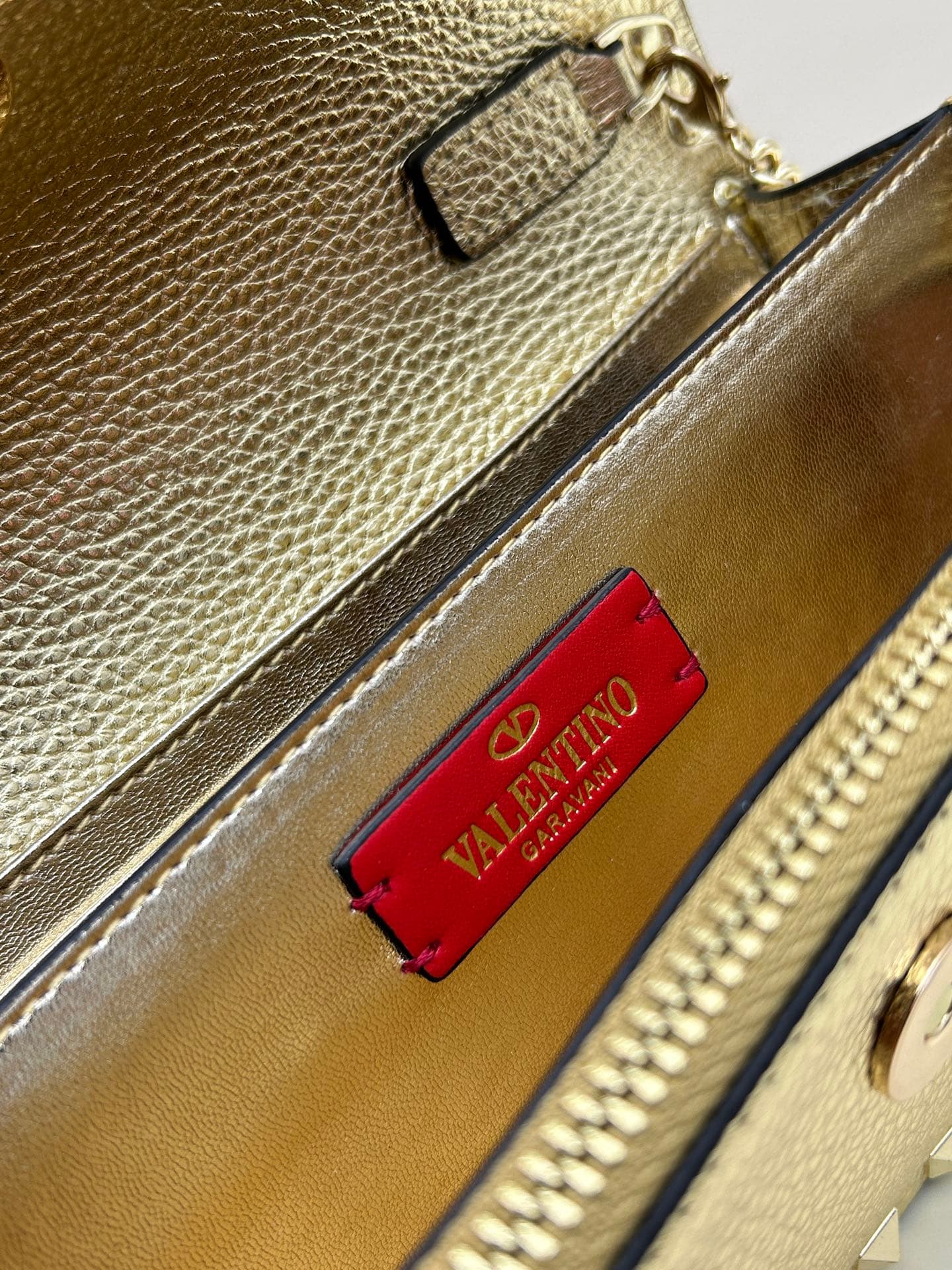C8262 New product Valent**o Garavani V Ring with chain-handling design: Made from fine leather of Leather, featuring distinctive and classic rivets. It can be carried in hand, has detachable iron chains, a flip-up cover with an insertable magnetic clasp,  — image 8