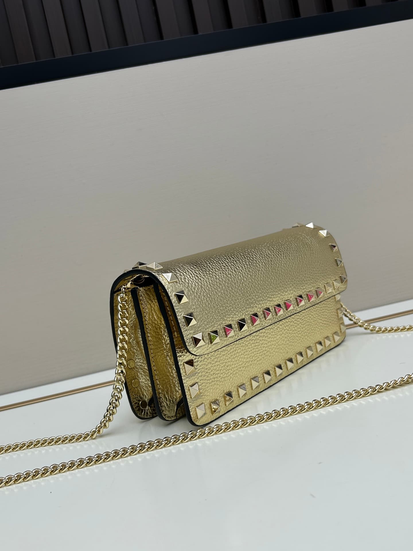 C8262 New product Valent**o Garavani V Ring with chain-handling design: Made from fine leather of Leather, featuring distinctive and classic rivets. It can be carried in hand, has detachable iron chains, a flip-up cover with an insertable magnetic clasp,  — image 2