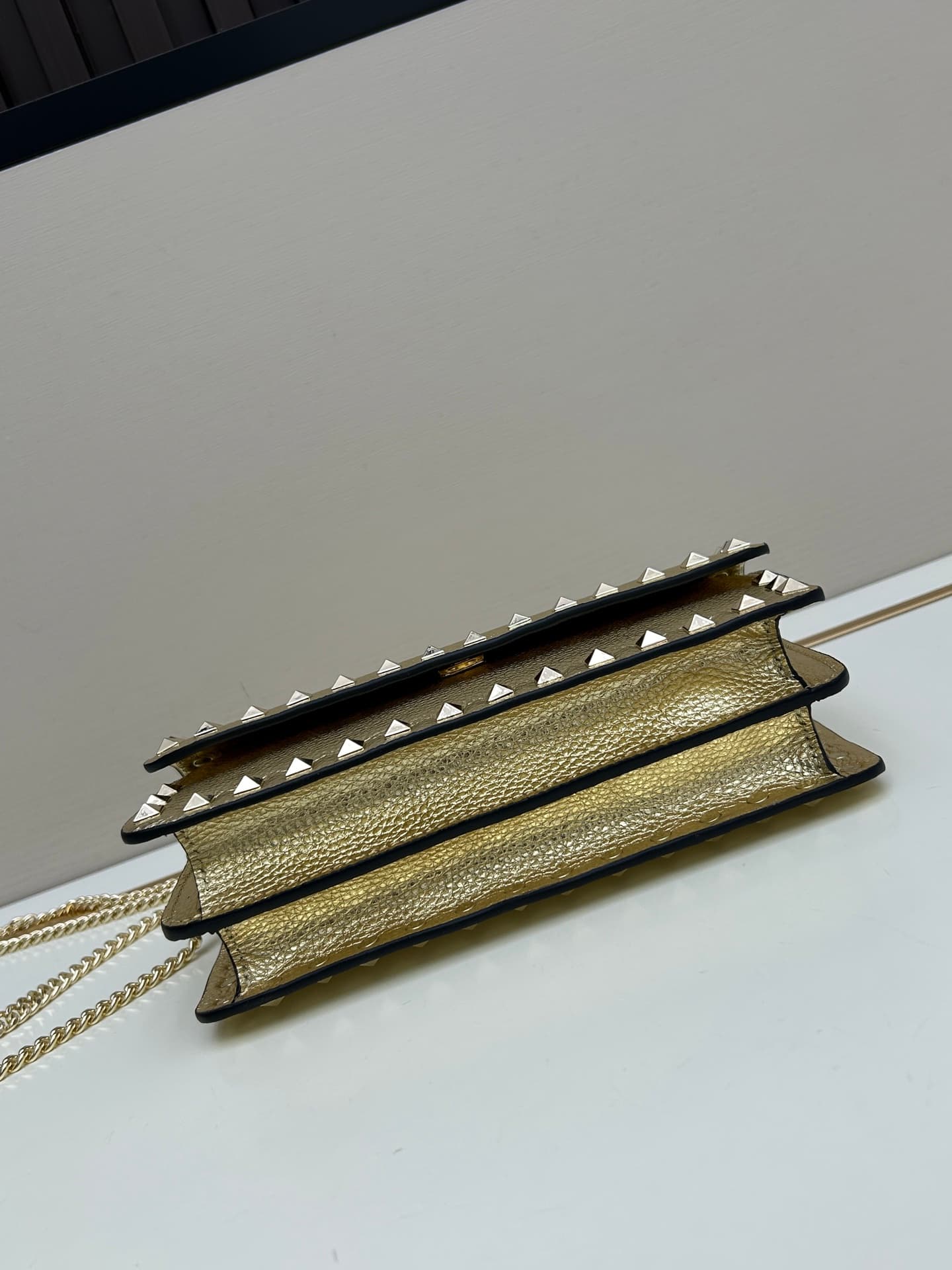 C8262 New product Valent**o Garavani V Ring with chain-handling design: Made from fine leather of Leather, featuring distinctive and classic rivets. It can be carried in hand, has detachable iron chains, a flip-up cover with an insertable magnetic clasp,  — image 5