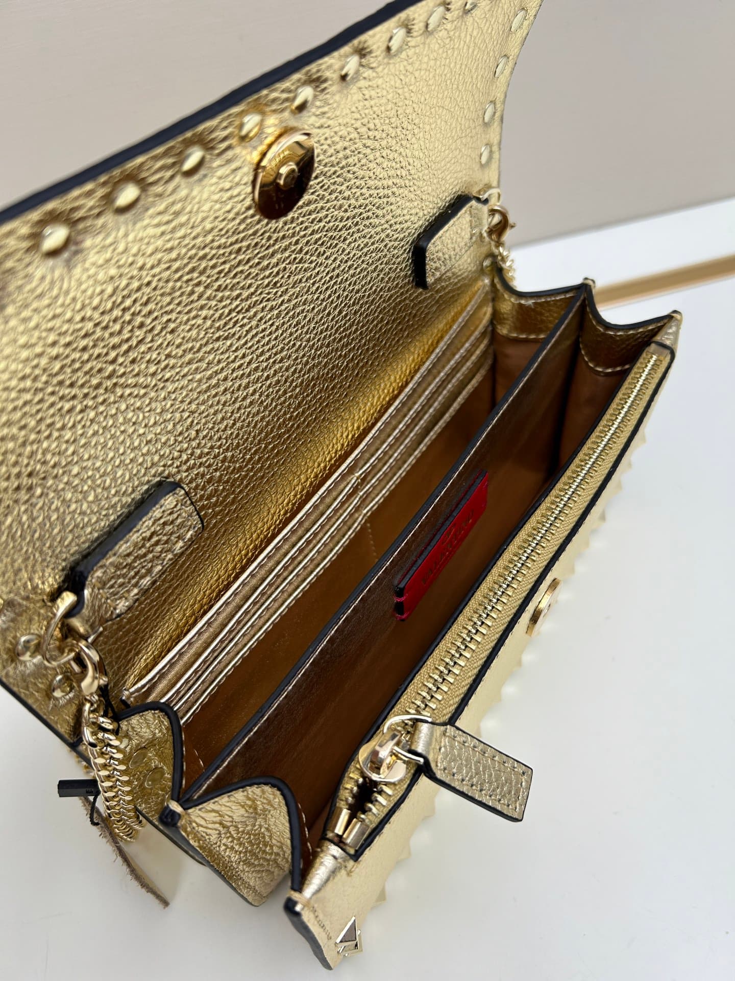 C8262 New product Valent**o Garavani V Ring with chain-handling design: Made from fine leather of Leather, featuring distinctive and classic rivets. It can be carried in hand, has detachable iron chains, a flip-up cover with an insertable magnetic clasp,  — image 6