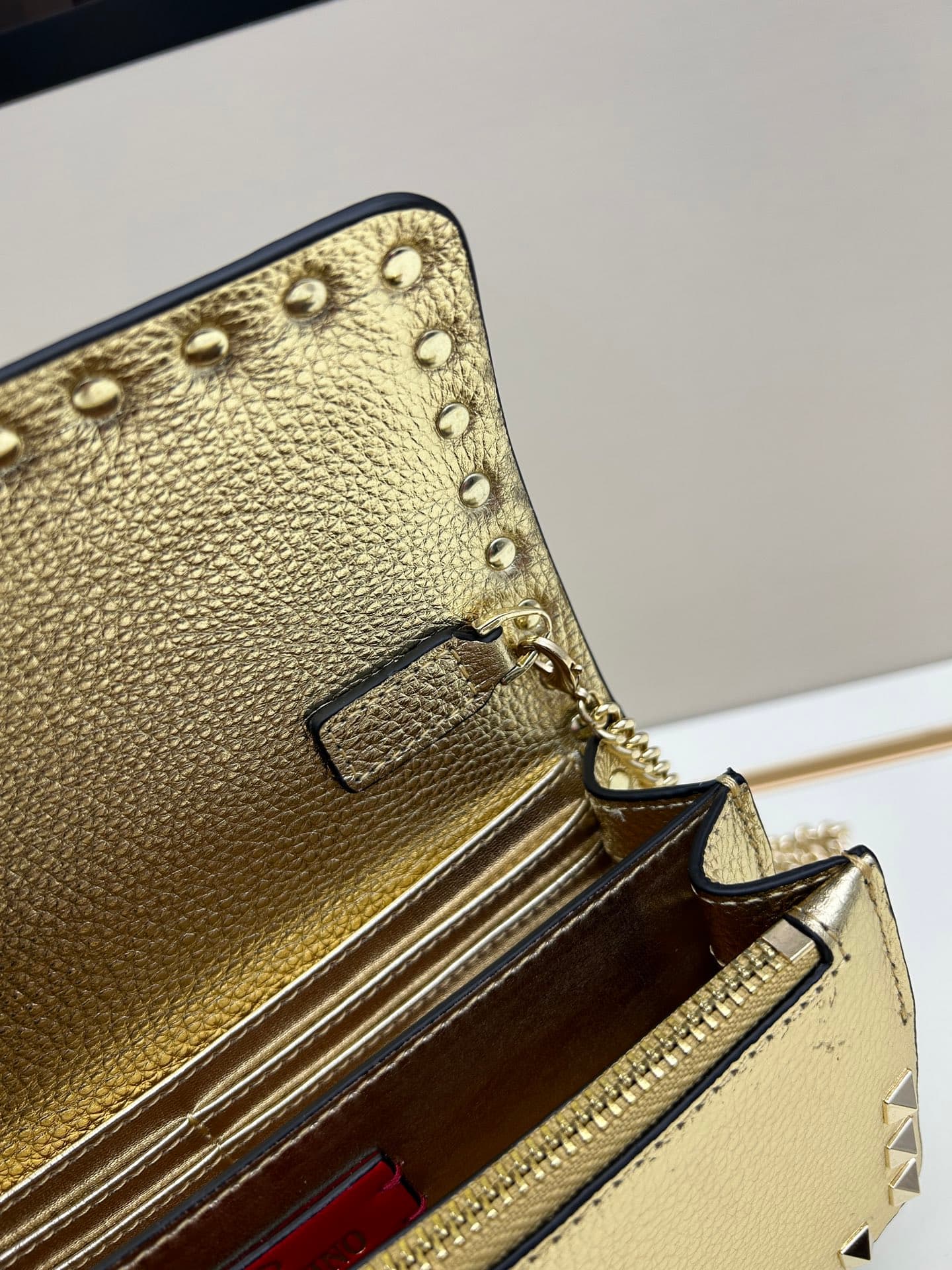 C8262 New product Valent**o Garavani V Ring with chain-handling design: Made from fine leather of Leather, featuring distinctive and classic rivets. It can be carried in hand, has detachable iron chains, a flip-up cover with an insertable magnetic clasp,  — image 7