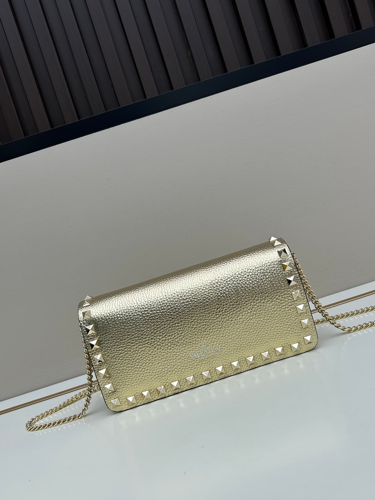 C8262 New product Valent**o Garavani V Ring with chain-handling design: Made from fine leather of Leather, featuring distinctive and classic rivets. It can be carried in hand, has detachable iron chains, a flip-up cover with an insertable magnetic clasp,  — image 3