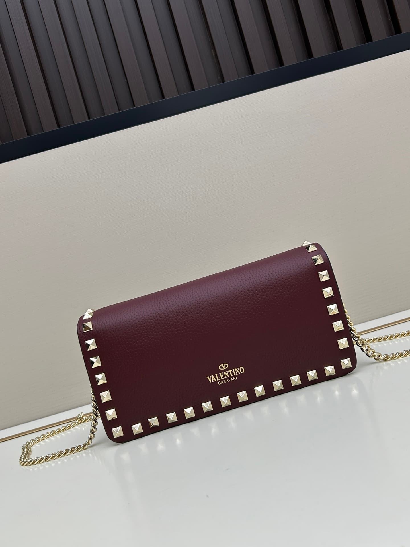 C8261 New product Valent**o Garavani V Ring with chain handle design: Made from fine leather with lace patterns, distinctive and classic rivets. It can be carried in hand, has a detachable iron chain, a flip-up cover with an insertable magnetic fastener,  — image 3