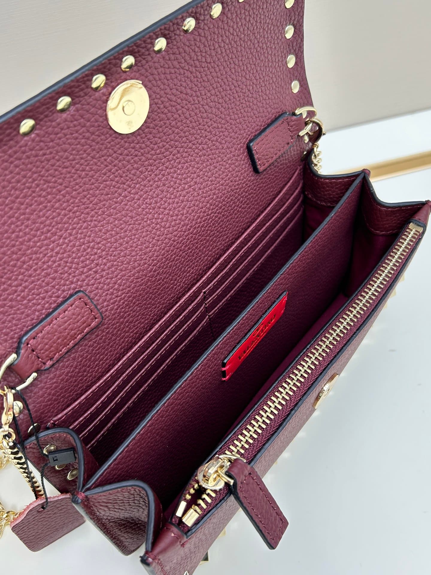 C8261 New product Valent**o Garavani V Ring with chain handle design: Made from fine leather with lace patterns, distinctive and classic rivets. It can be carried in hand, has a detachable iron chain, a flip-up cover with an insertable magnetic fastener,  — image 6