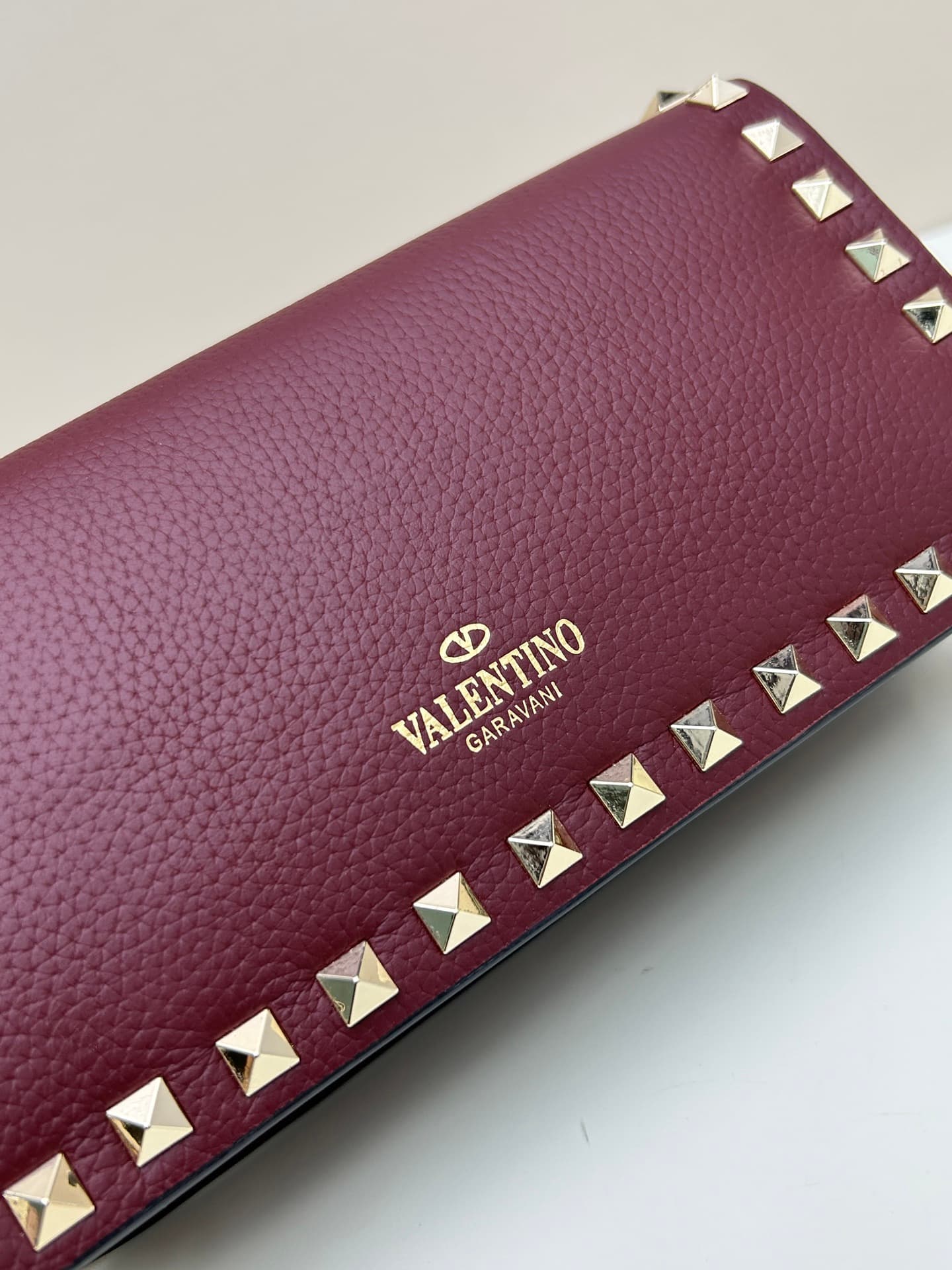 C8261 New product Valent**o Garavani V Ring with chain handle design: Made from fine leather with lace patterns, distinctive and classic rivets. It can be carried in hand, has a detachable iron chain, a flip-up cover with an insertable magnetic fastener,  — image 4
