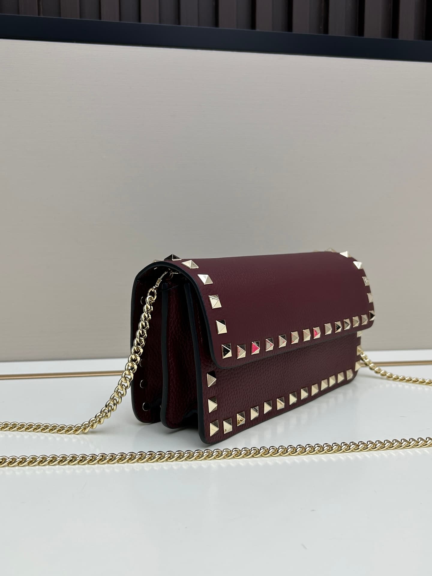 C8261 New product Valent**o Garavani V Ring with chain handle design: Made from fine leather with lace patterns, distinctive and classic rivets. It can be carried in hand, has a detachable iron chain, a flip-up cover with an insertable magnetic fastener,  — image 2