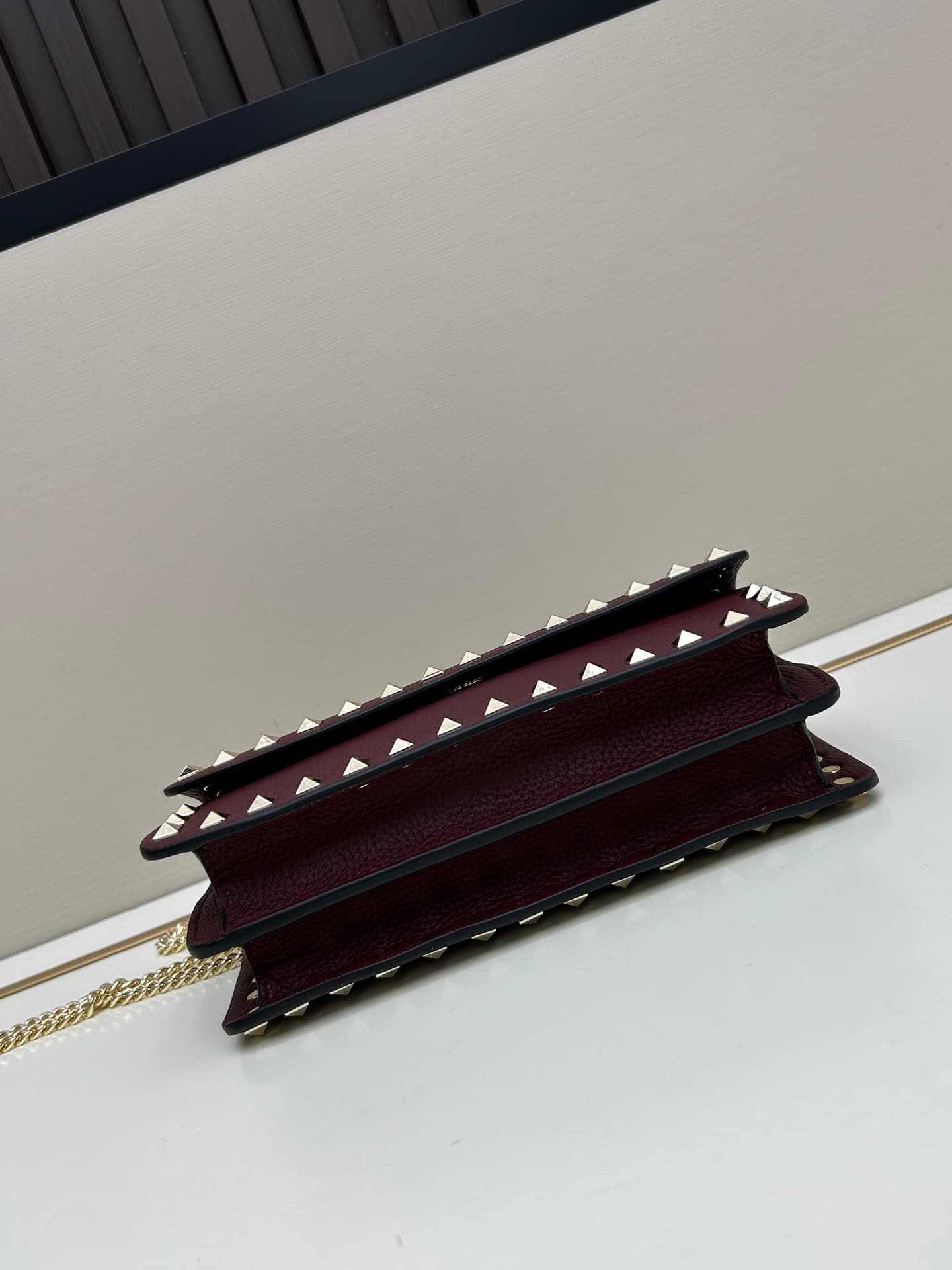 C8261 New product Valent**o Garavani V Ring with chain handle design: Made from fine leather with lace patterns, distinctive and classic rivets. It can be carried in hand, has a detachable iron chain, a flip-up cover with an insertable magnetic fastener,  — image 5