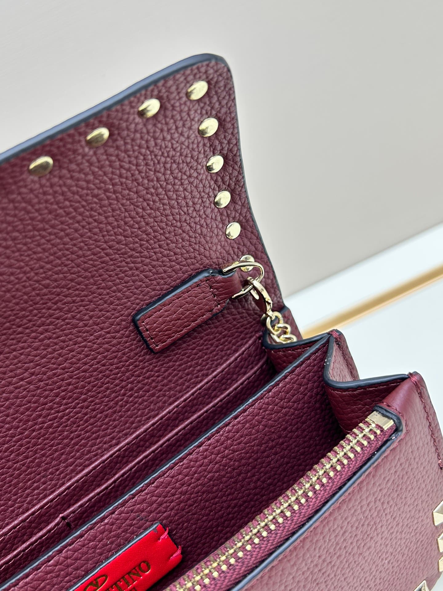 C8261 New product Valent**o Garavani V Ring with chain handle design: Made from fine leather with lace patterns, distinctive and classic rivets. It can be carried in hand, has a detachable iron chain, a flip-up cover with an insertable magnetic fastener,  — image 7