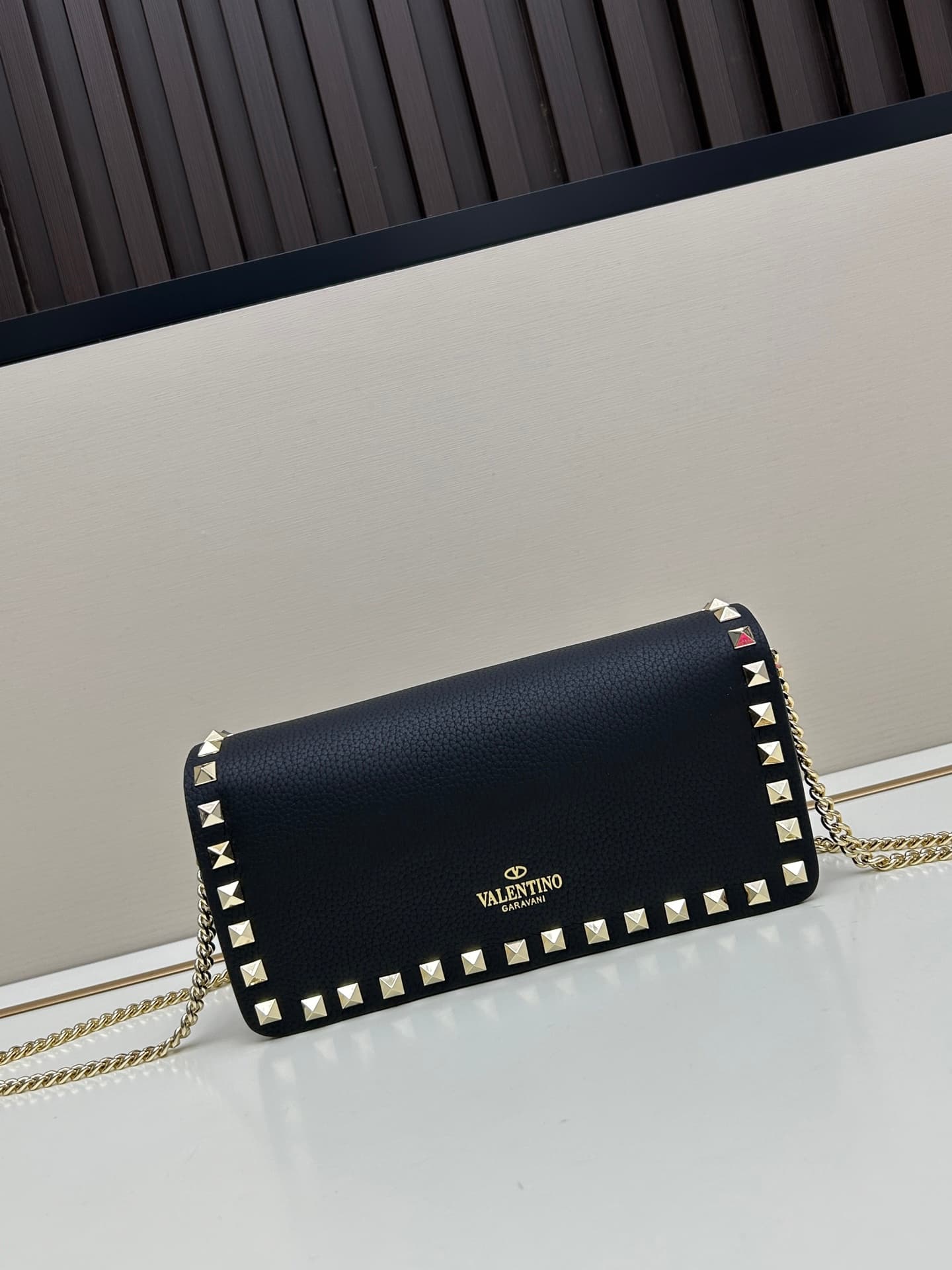 C8260 New product Valent**o Garavani V Ring with chain-handling design: Made from fine leather of the Litchi pattern, featuring prominent and classic rivets. It can be carried by hand; the detachable iron chain allows easy opening. The flap is adorned wit — image 3