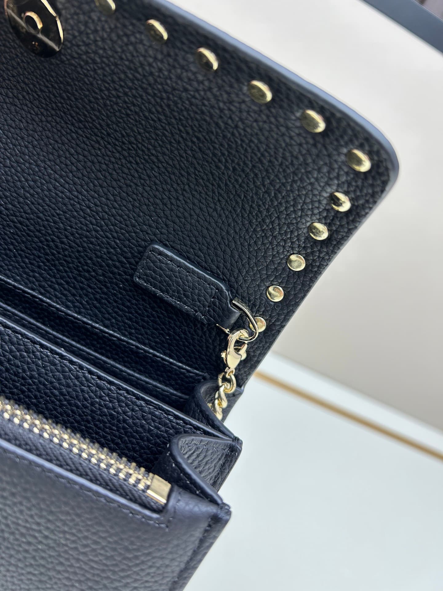 C8260 New product Valent**o Garavani V Ring with chain-handling design: Made from fine leather of the Litchi pattern, featuring prominent and classic rivets. It can be carried by hand; the detachable iron chain allows easy opening. The flap is adorned wit — image 7