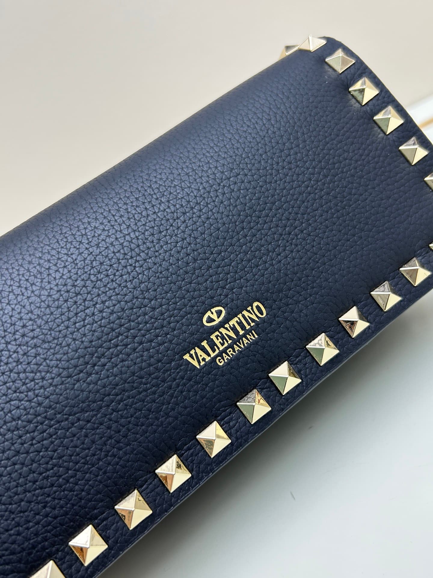 C8260 New product Valent**o Garavani V Ring with chain-handling design: Made from fine leather of the Litchi pattern, featuring prominent and classic rivets. It can be carried by hand; the detachable iron chain allows easy opening. The flap is adorned wit — image 5