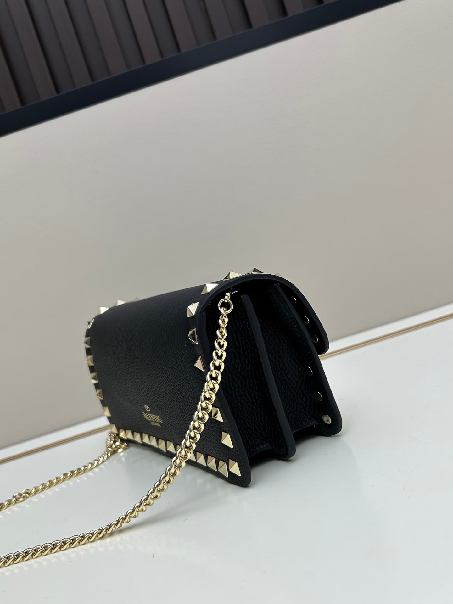 C8260 New product Valent**o Garavani V Ring with chain-handling design: Made from fine leather of the Litchi pattern, featuring prominent and classic rivets. It can be carried by hand; the detachable iron chain allows easy opening. The flap is adorned wit — image 2