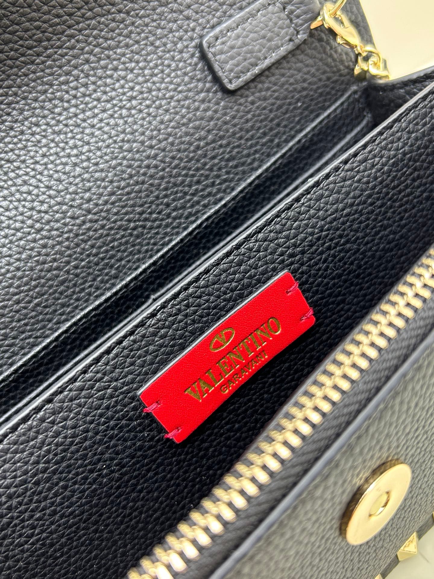C8260 New product Valent**o Garavani V Ring with chain-handling design: Made from fine leather of the Litchi pattern, featuring prominent and classic rivets. It can be carried by hand; the detachable iron chain allows easy opening. The flap is adorned wit — image 8