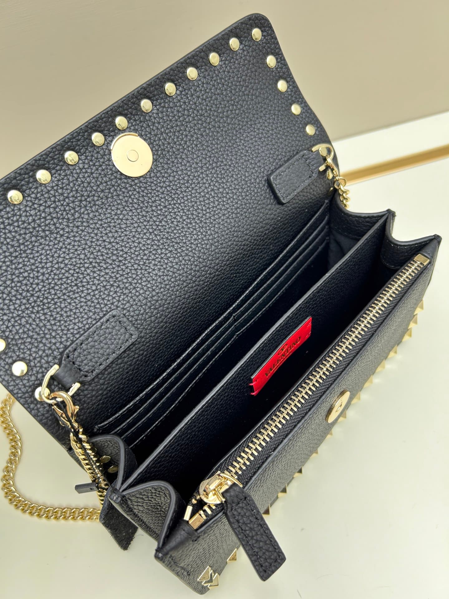C8260 New product Valent**o Garavani V Ring with chain-handling design: Made from fine leather of the Litchi pattern, featuring prominent and classic rivets. It can be carried by hand; the detachable iron chain allows easy opening. The flap is adorned wit — image 6
