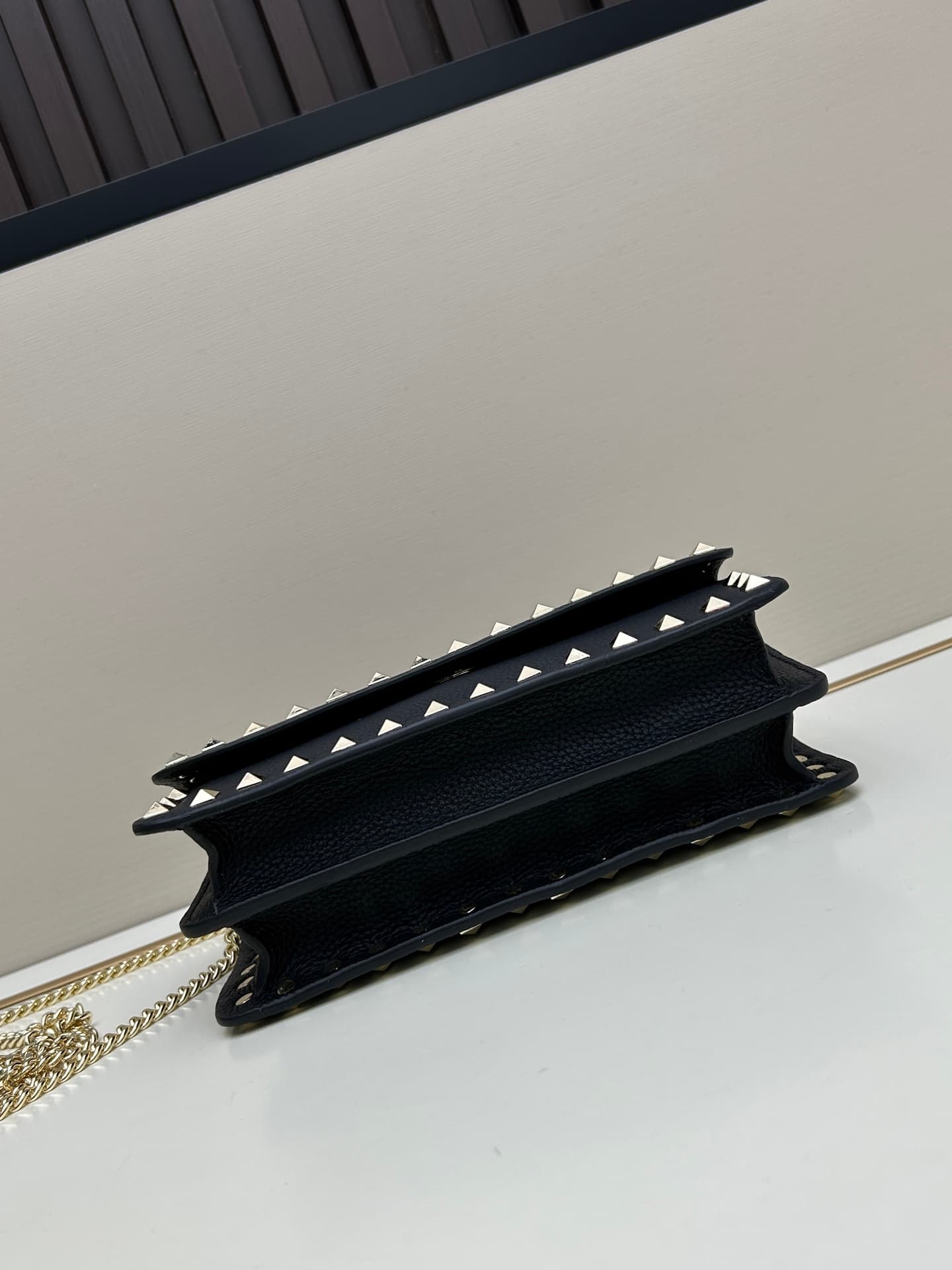 C8260 New product Valent**o Garavani V Ring with chain-handling design: Made from fine leather of the Litchi pattern, featuring prominent and classic rivets. It can be carried by hand; the detachable iron chain allows easy opening. The flap is adorned wit — image 4