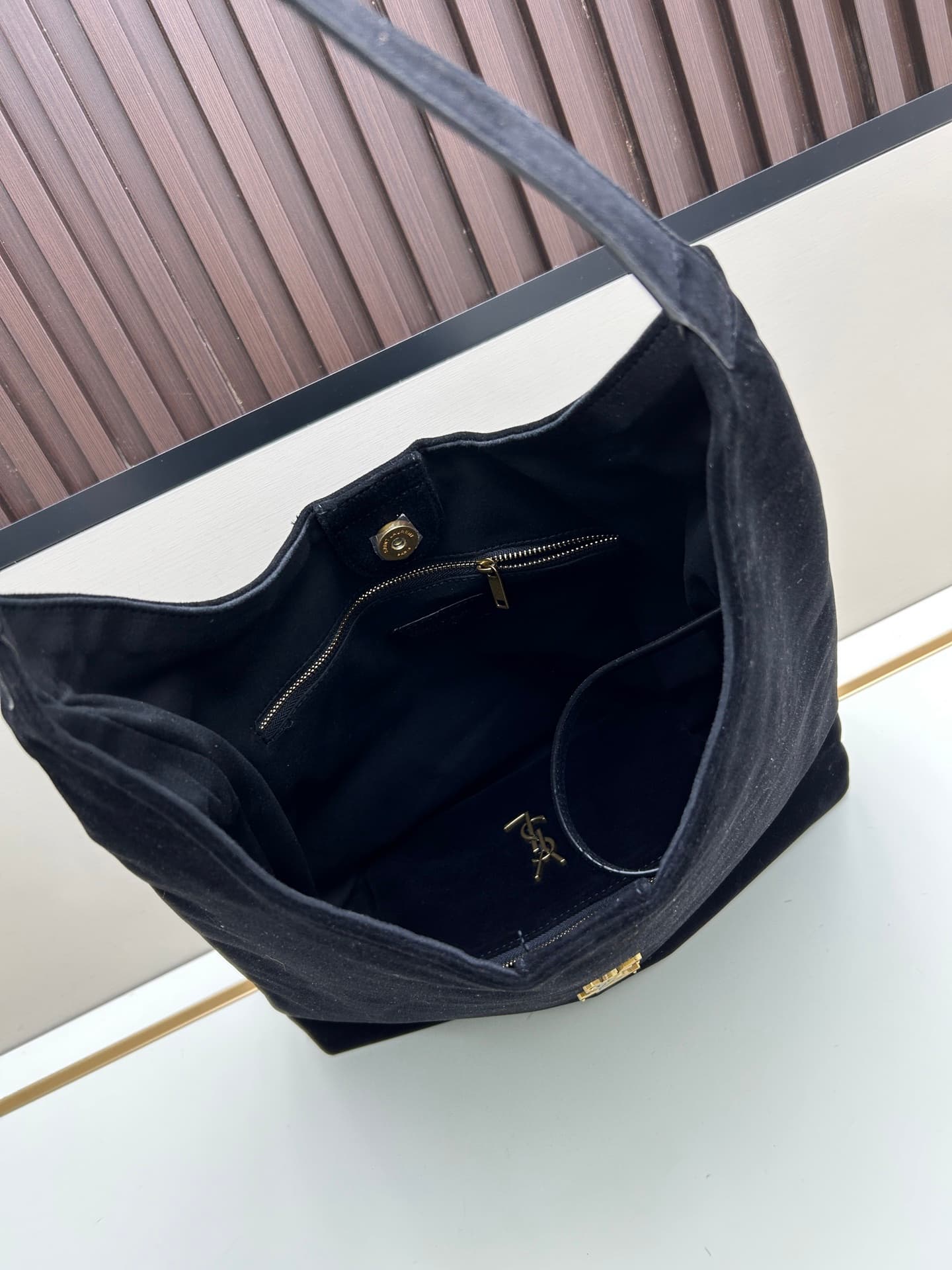 C8727 New models with leather cases 💰 Collection of suede items: Bea, Hobo, Jamie. Saint Laurent bags with soft suede and cotton textures; they create a unique style when worn together. The combination of suede and cotton adds more depth to the outfit. Th — image 6
