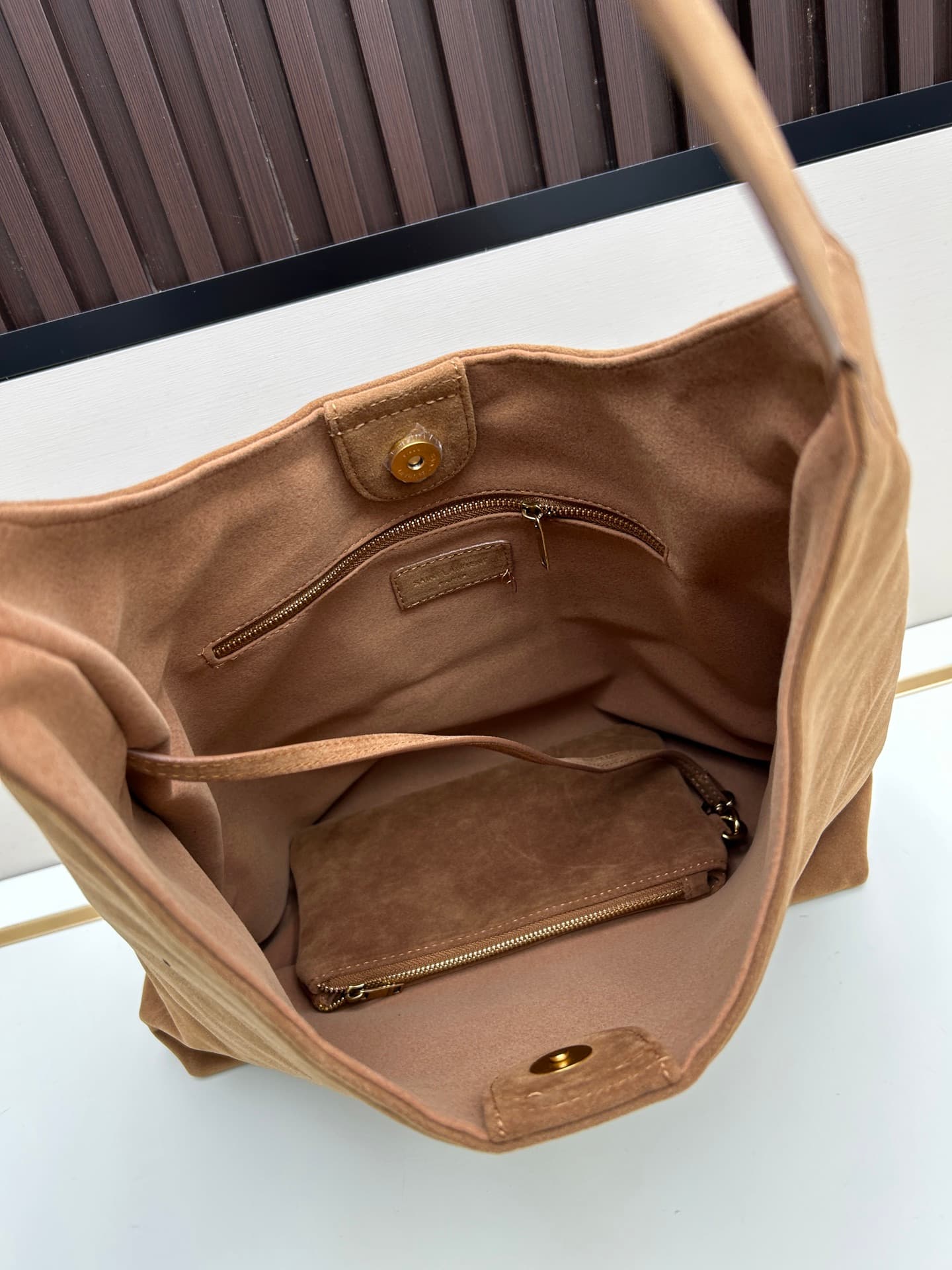 C8726 New models with leather cases 💰 A collection of suede items: Bea, Hobo, Jamie. Saint Laurent bags with soft velvet surfaces, as well as those with a bucket shape. They give a unique style; pairing them with suede or velvet textures adds more layers  — image 6