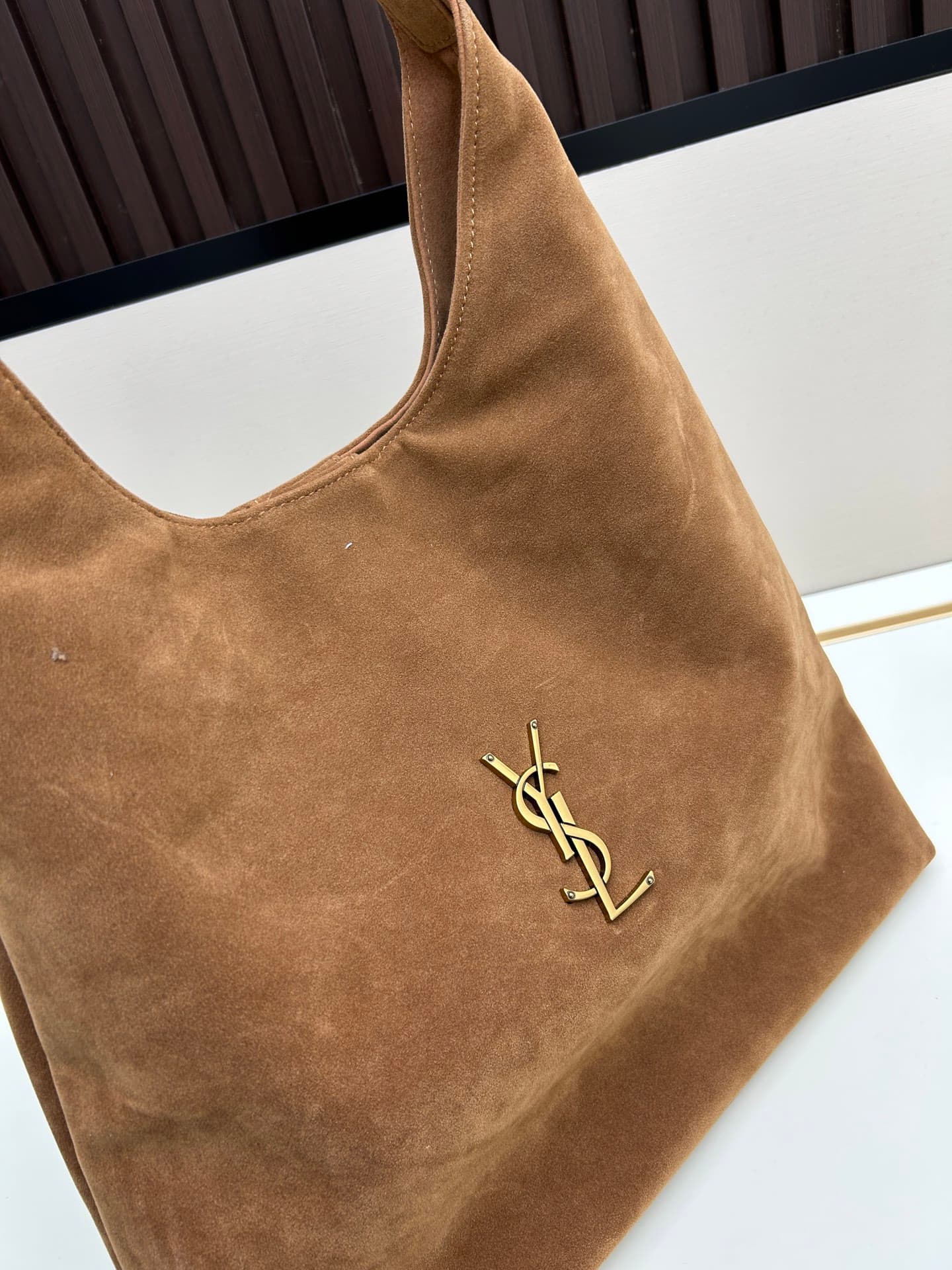 C8726 New models with leather cases 💰 A collection of suede items: Bea, Hobo, Jamie. Saint Laurent bags with soft velvet surfaces, as well as those with a bucket shape. They give a unique style; pairing them with suede or velvet textures adds more layers  — image 4
