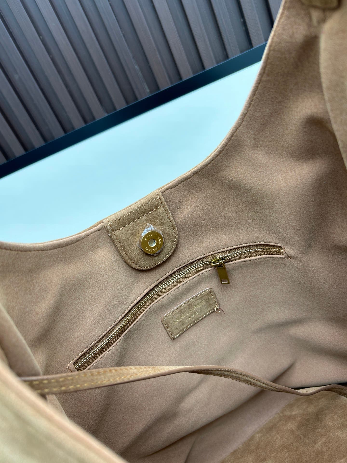 C8726 New models with leather cases 💰 A collection of suede items: Bea, Hobo, Jamie. Saint Laurent bags with soft velvet surfaces, as well as those with a bucket shape. They give a unique style; pairing them with suede or velvet textures adds more layers  — image 7