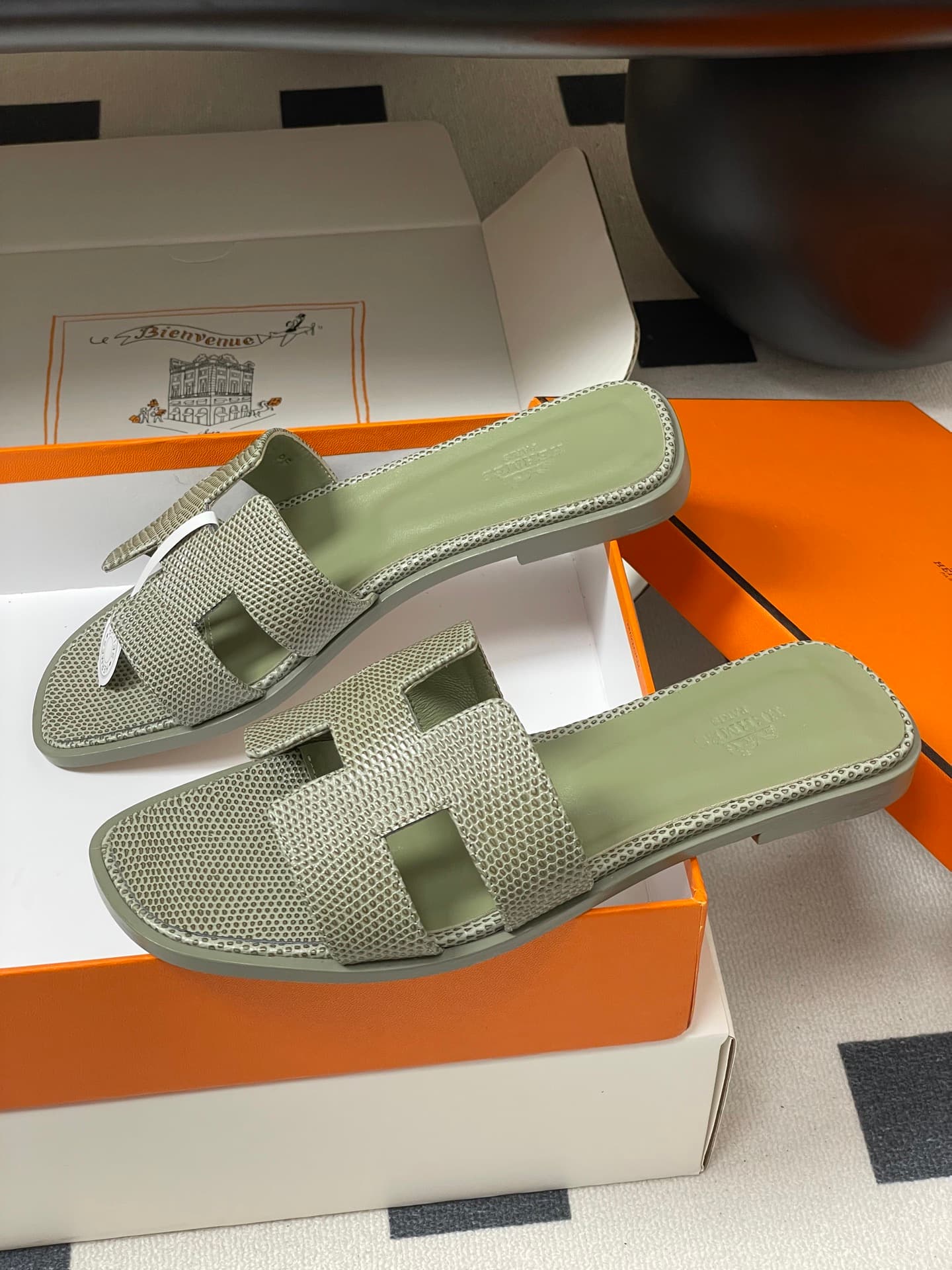 D8116 – Top-quality products (wrapped in high-end packaging boxes or scarves) — image 4