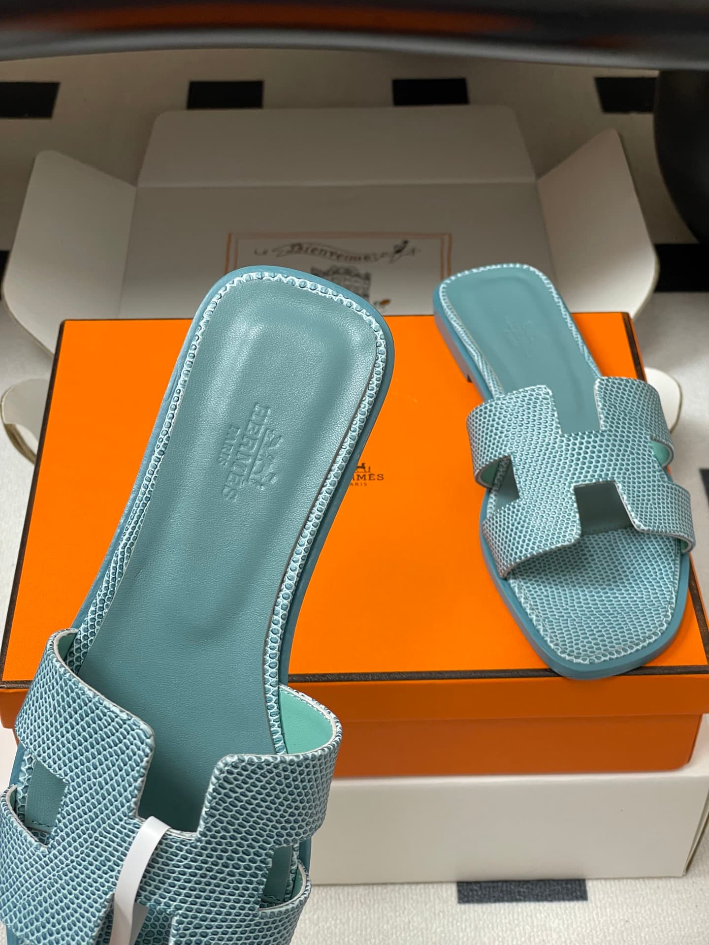 D8117 – Top-quality products (come with high-end gift boxes or scarves) — image 7