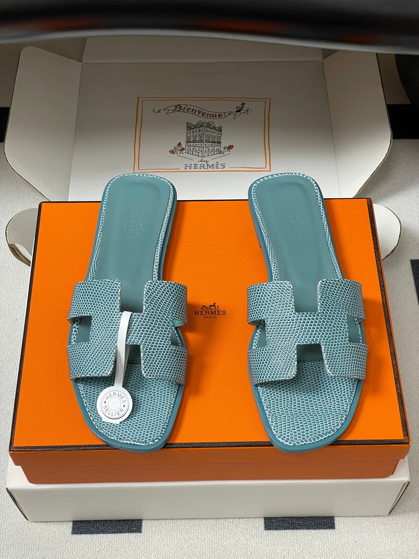 D8117 – Top-quality products (come with high-end gift boxes or scarves) — image 5