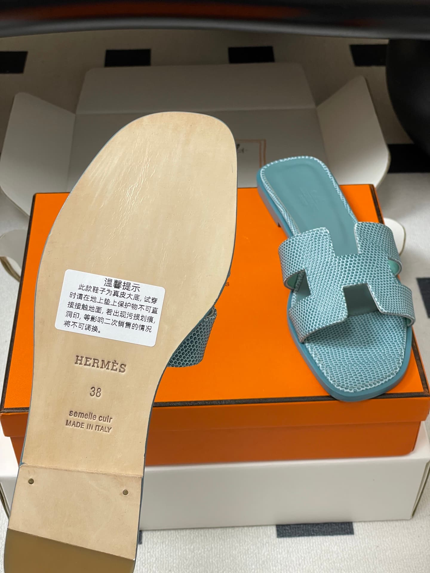D8117 – Top-quality products (come with high-end gift boxes or scarves) — image 8