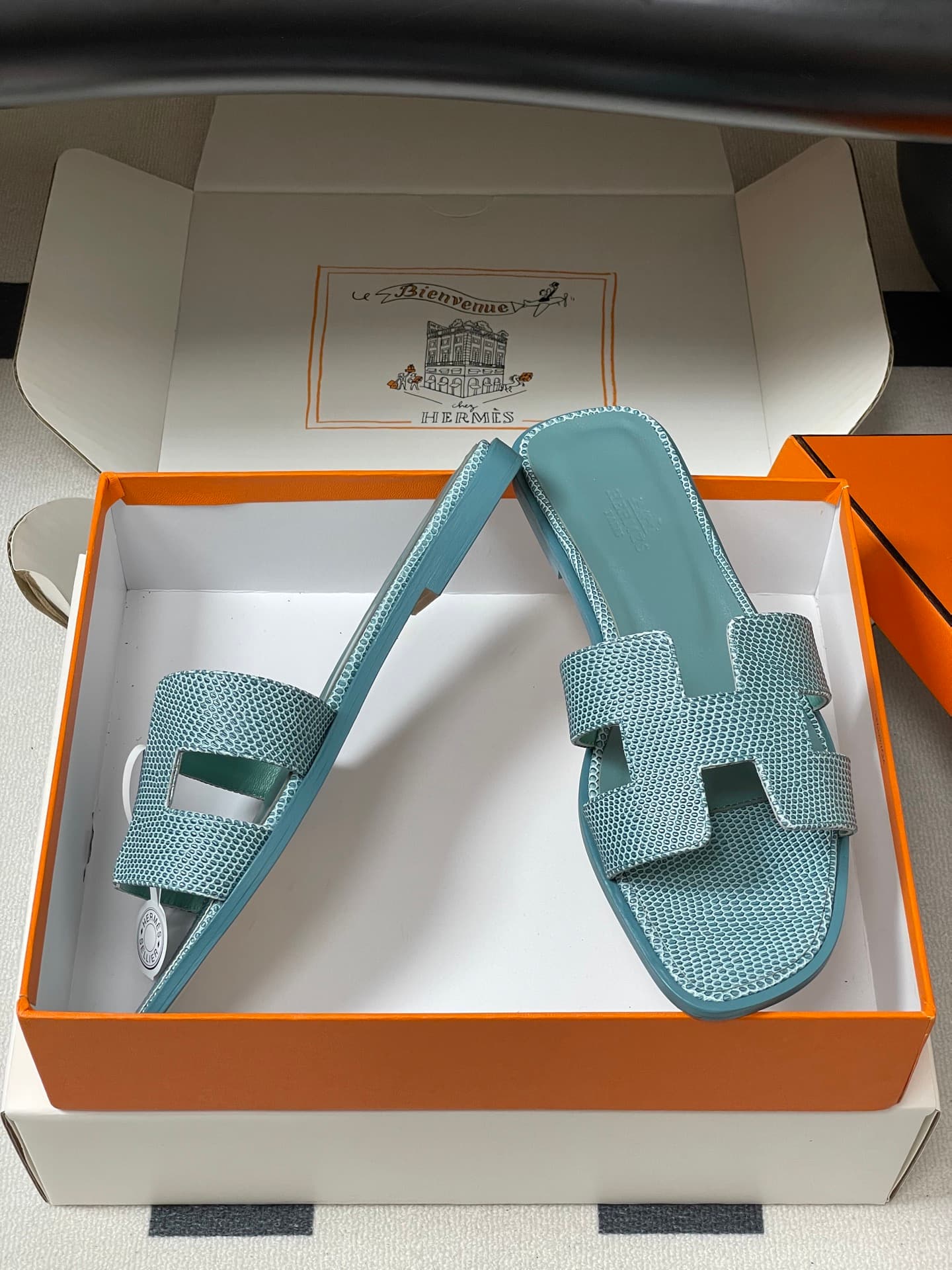 D8117 – Top-quality products (come with high-end gift boxes or scarves) — image 6