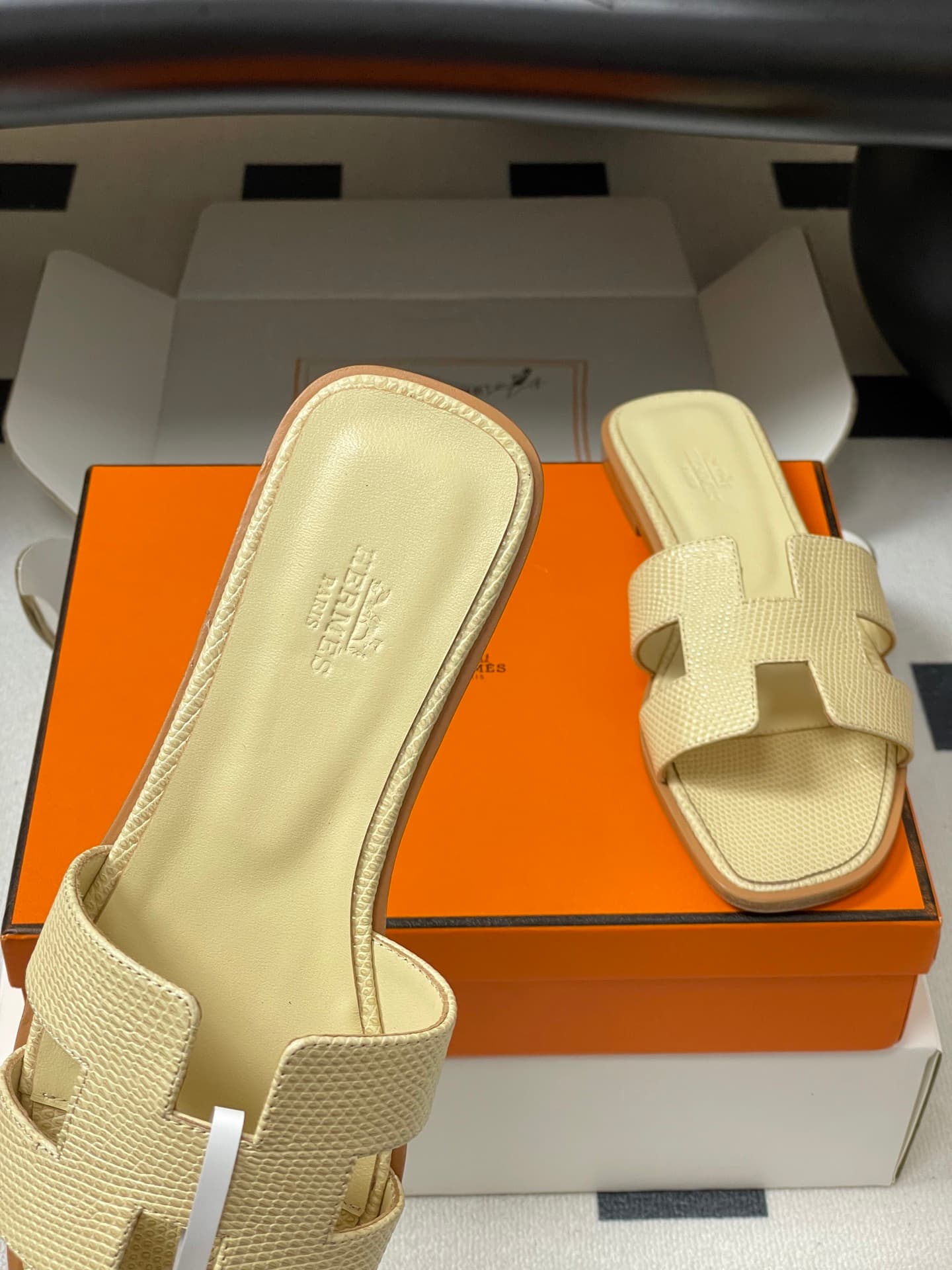 D8118 – Top-quality (come with high-end travel cases/scarves) — image 7