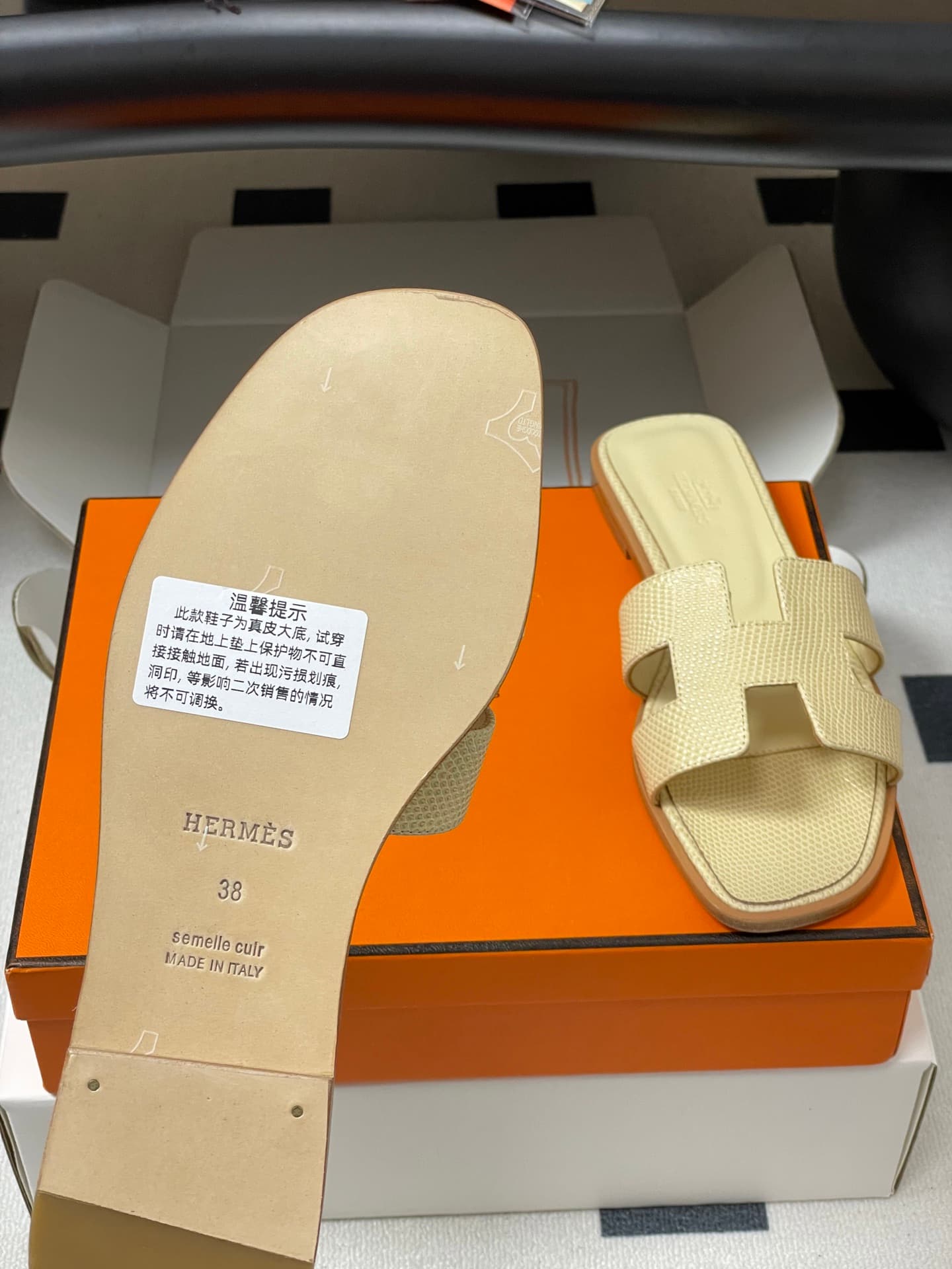 D8118 – Top-quality (come with high-end travel cases/scarves) — image 8