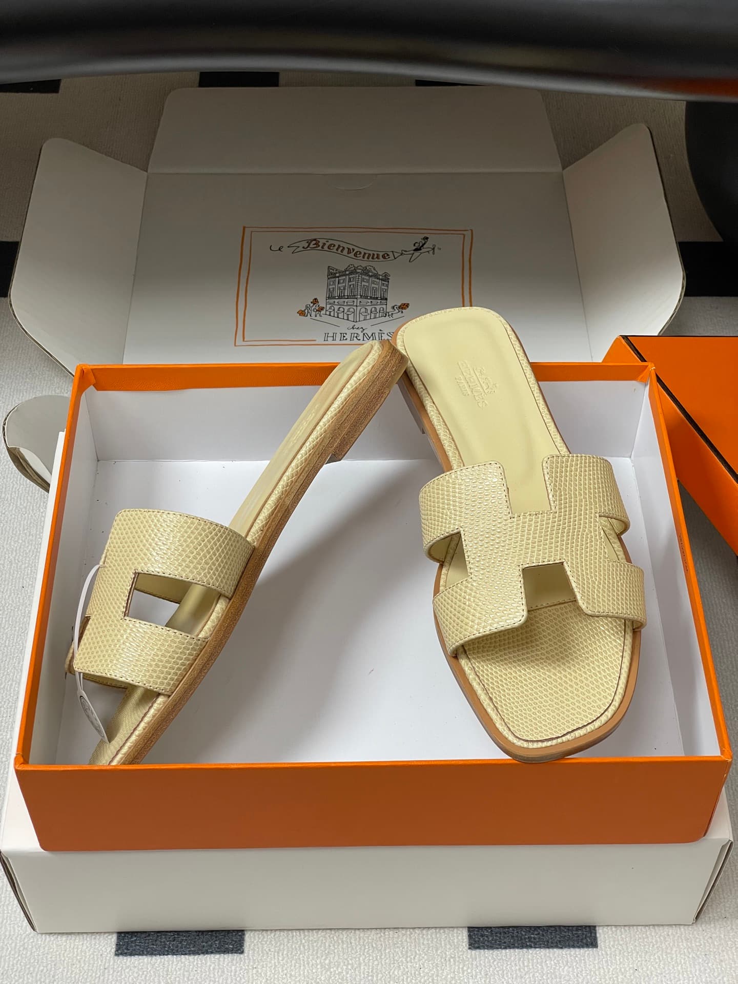 D8118 – Top-quality (come with high-end travel cases/scarves) — image 6