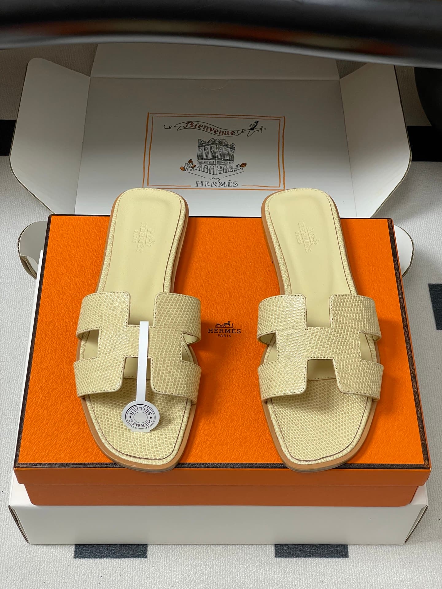 D8118 – Top-quality (come with high-end travel cases/scarves) — image 5