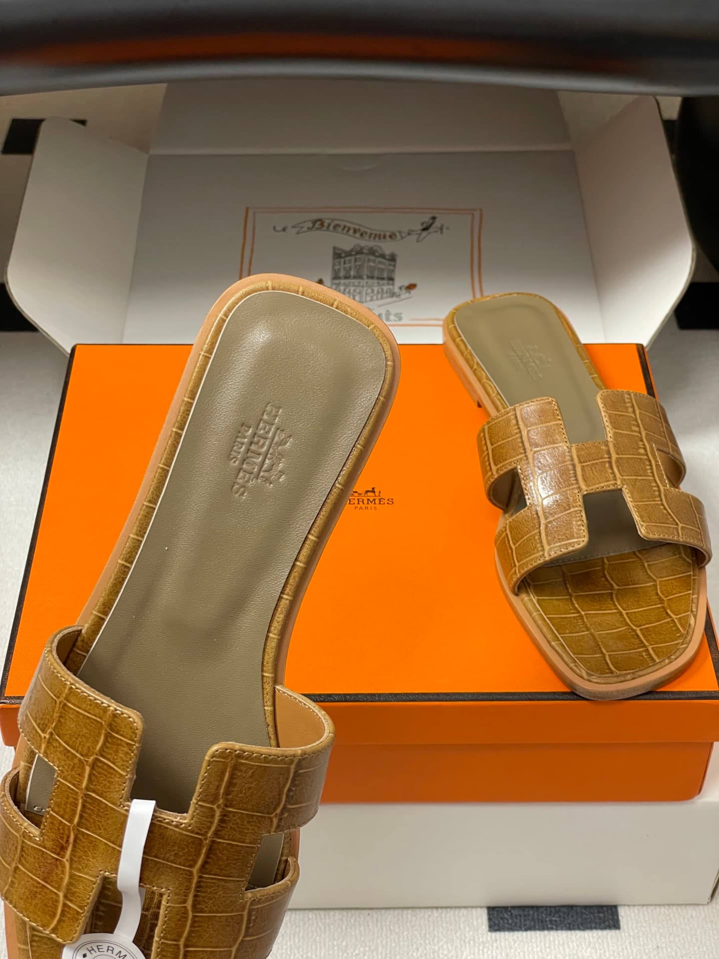 D8113 – Top-quality products (come with high-end packaging boxes/scarves) — image 7