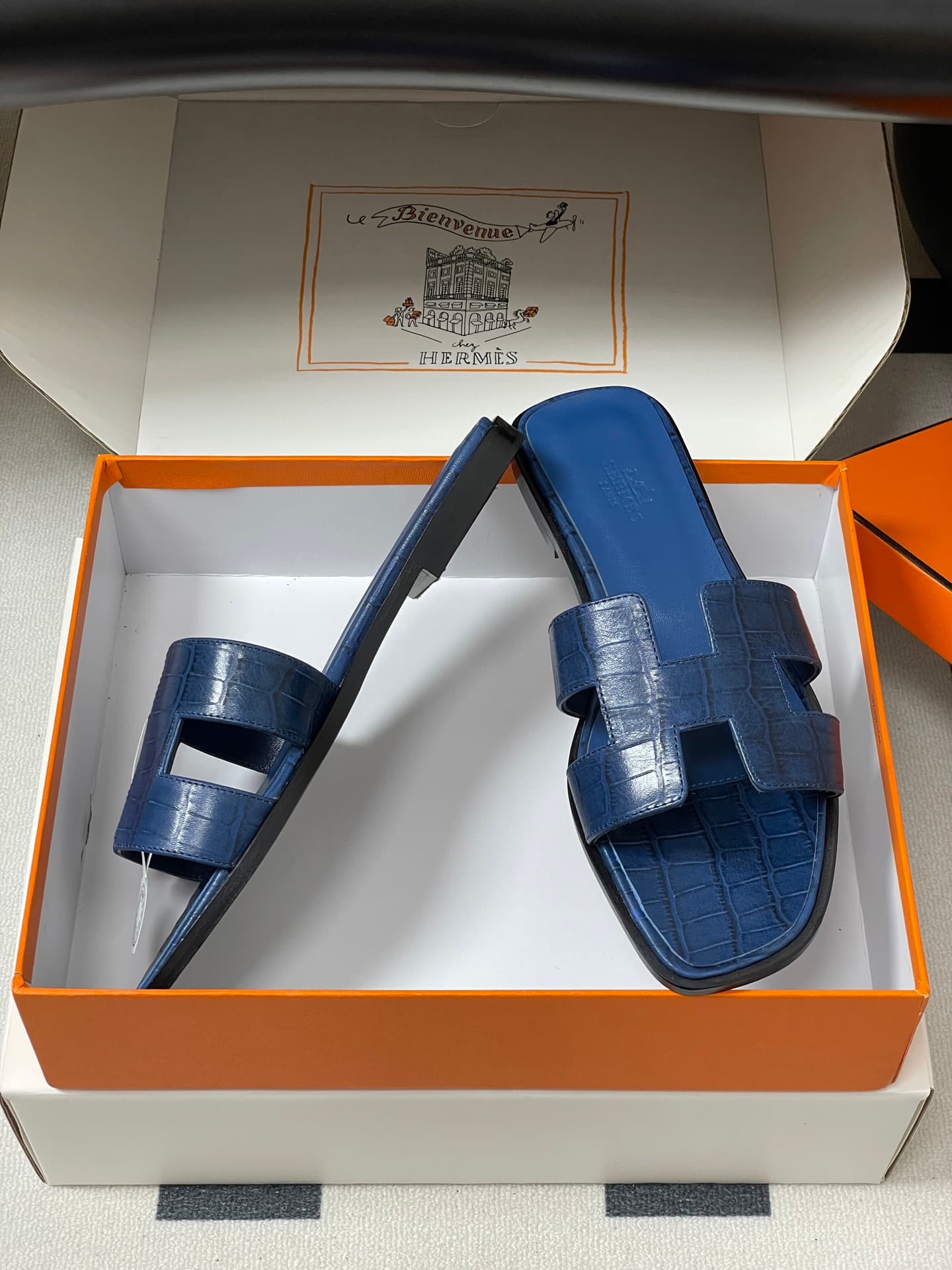 D8112 – Top-quality products (wrapped in high-end gift boxes or scarves) — image 6