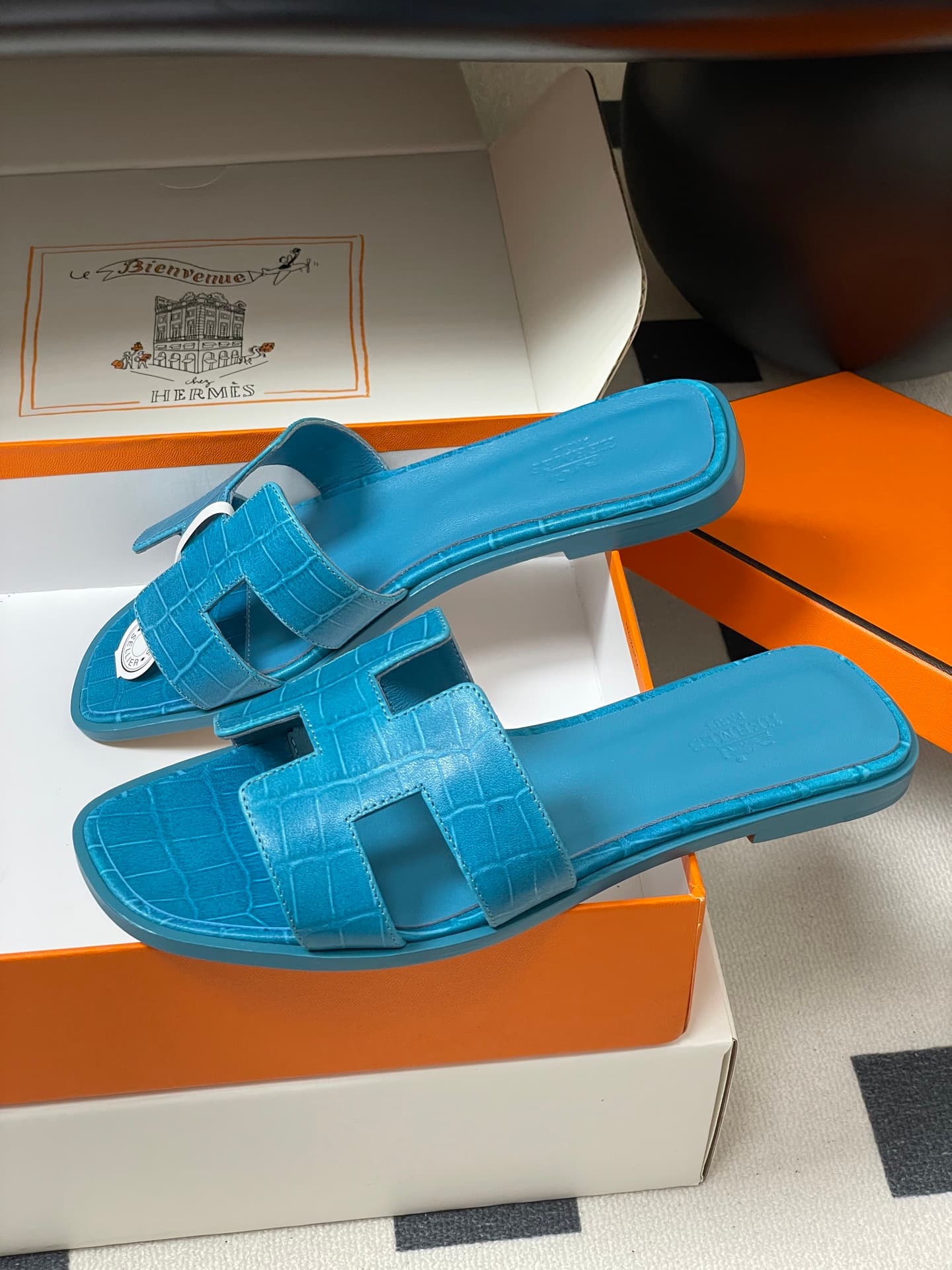 D8111 – Top-quality products (wrapped in high-end boxes or scarves) — image 4