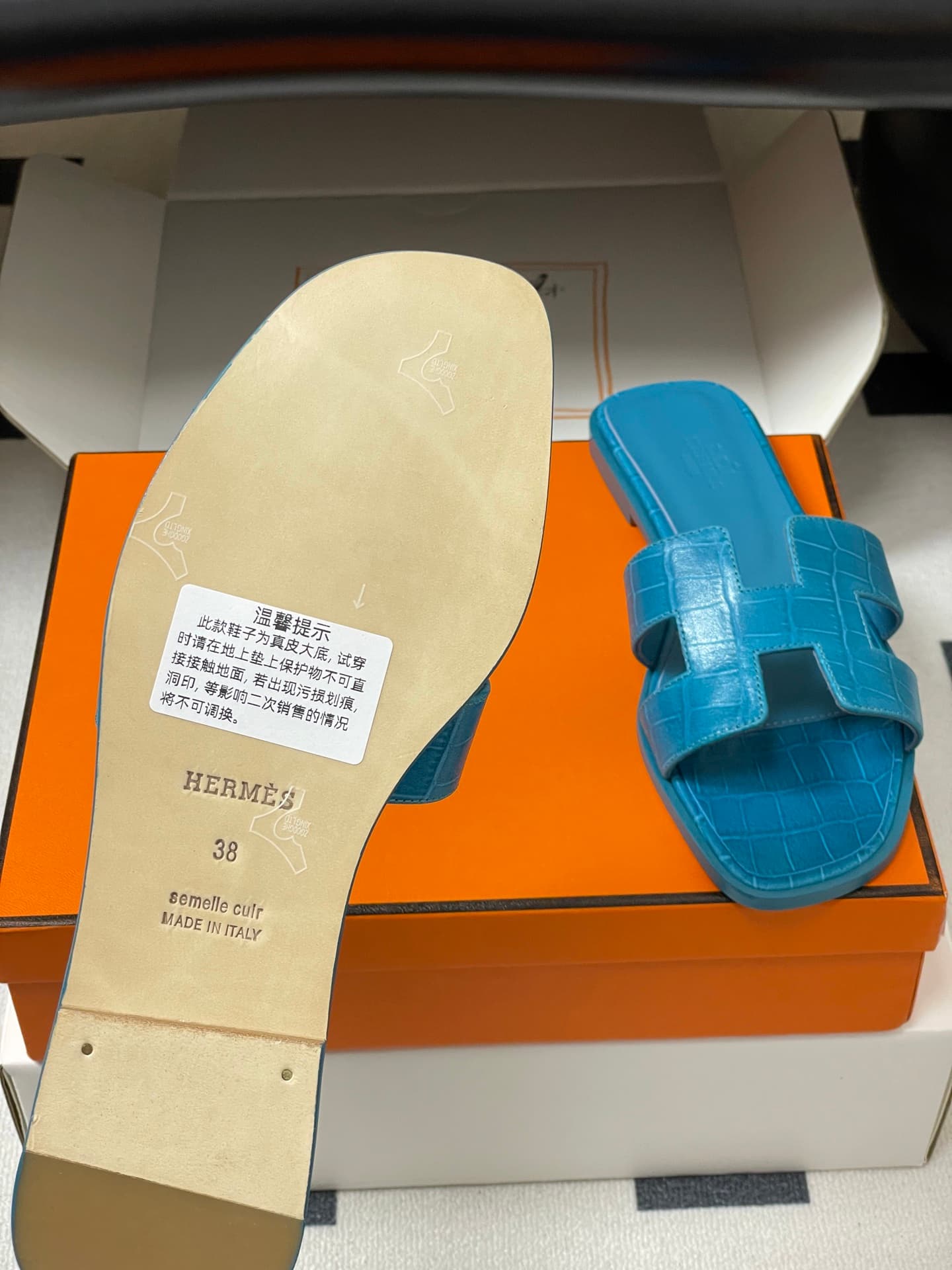 D8111 – Top-quality products (wrapped in high-end boxes or scarves) — image 8