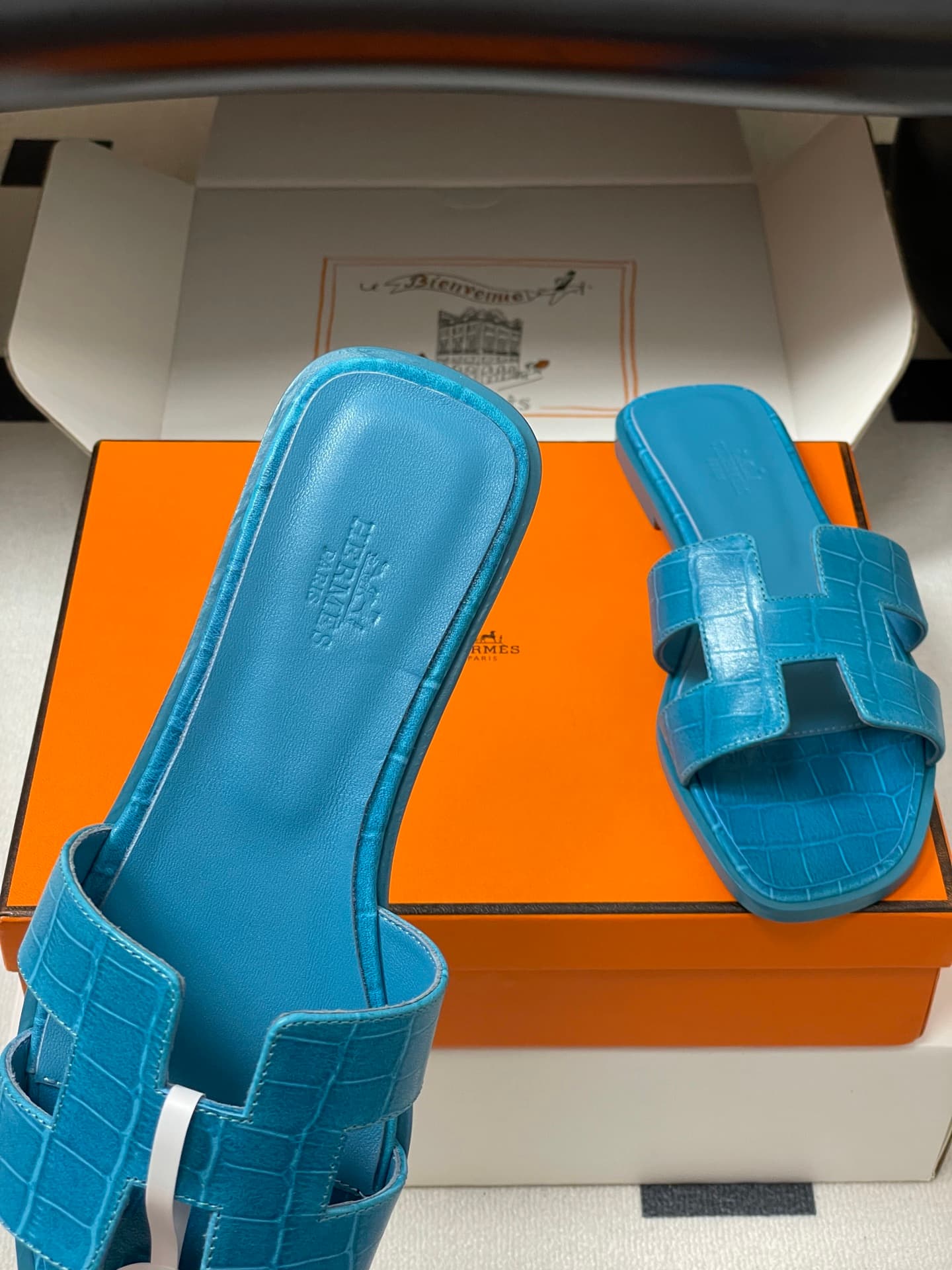 D8111 – Top-quality products (wrapped in high-end boxes or scarves) — image 7