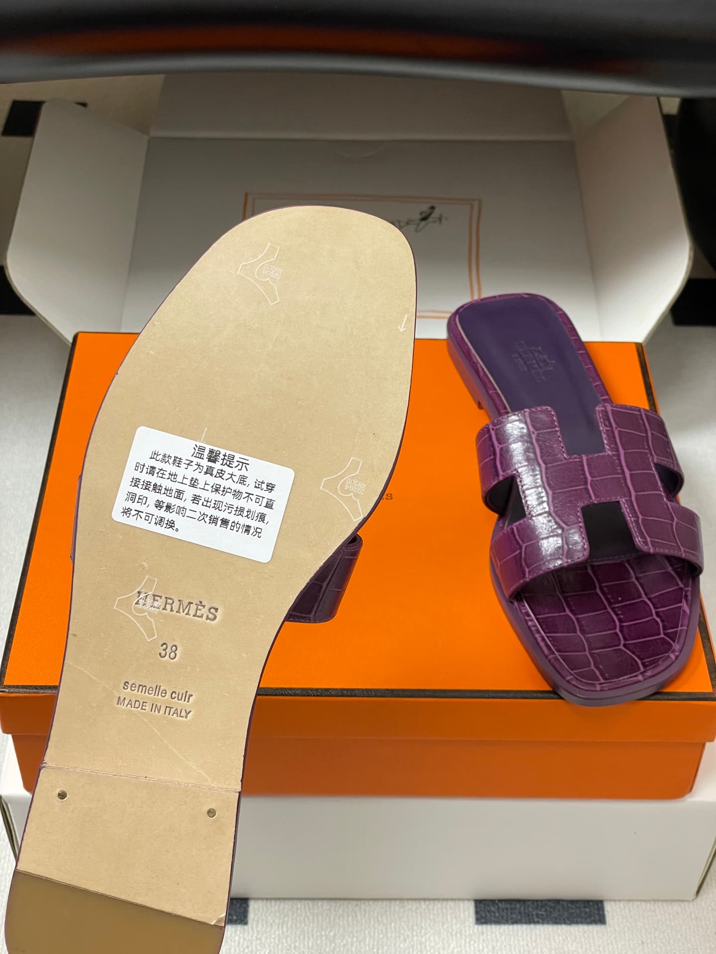 D8110 – Top-quality products (come with high-end gift boxes or scarves) — image 8