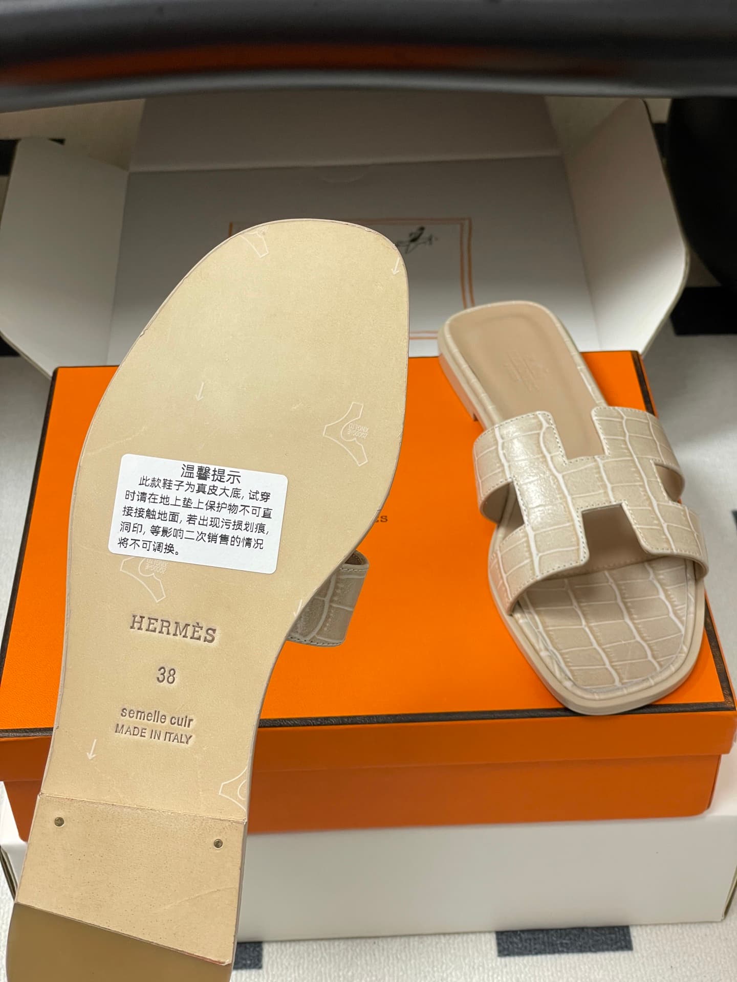 D8107 – Top-quality products (come with high-end boxes or scarves) — image 8